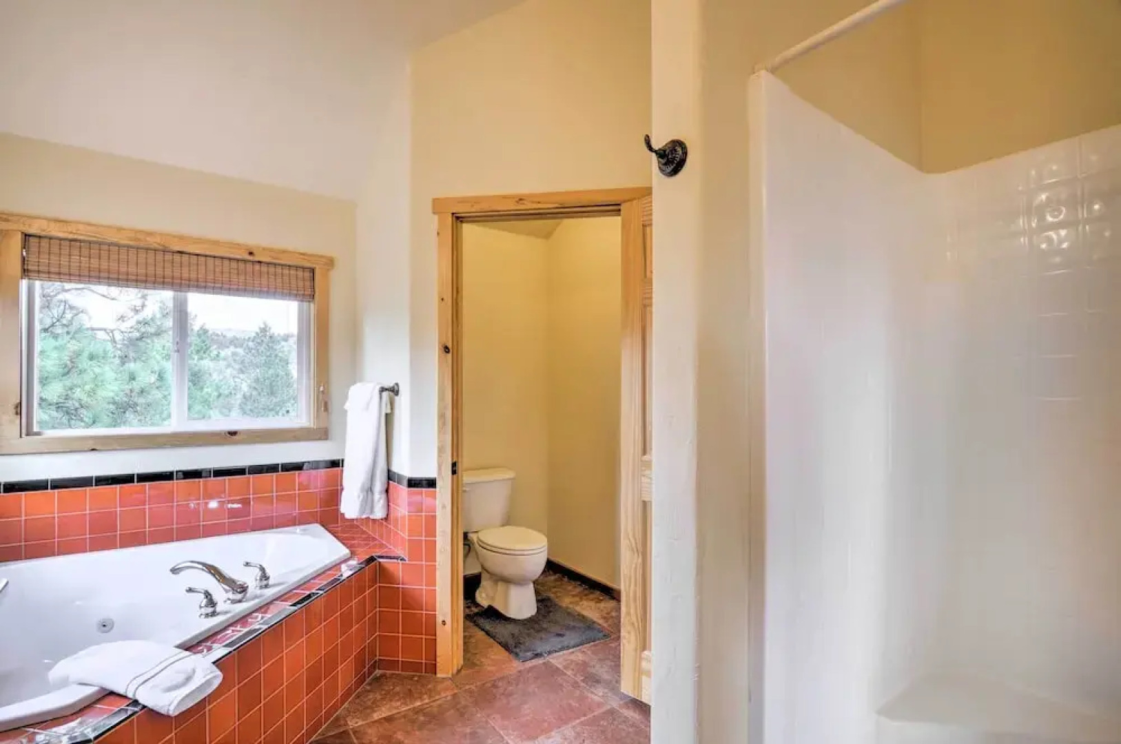 Gorgeous Alton Cabin w/ Deck + Mountain Views