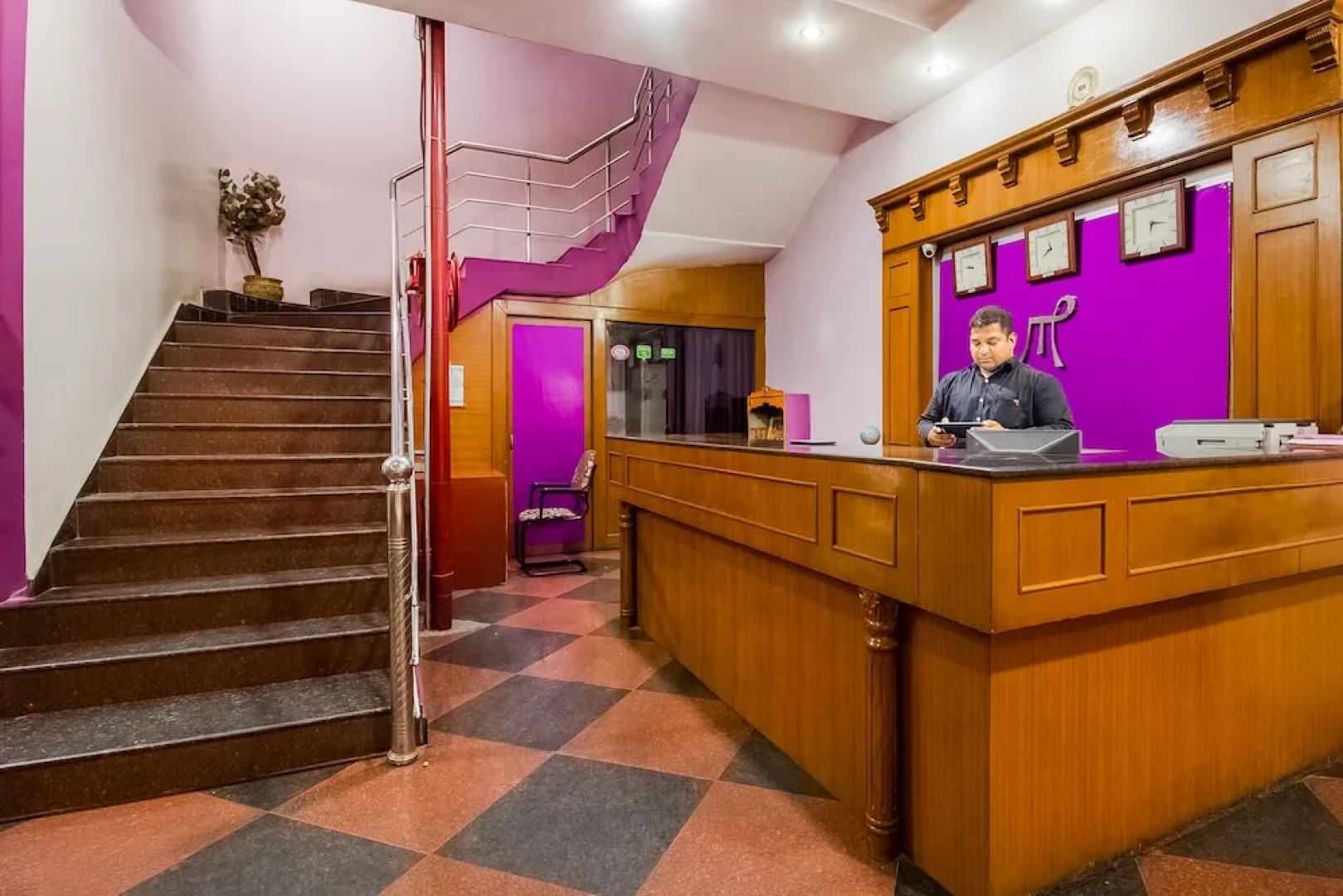 OYO 737 Hotel Manny'S Palace