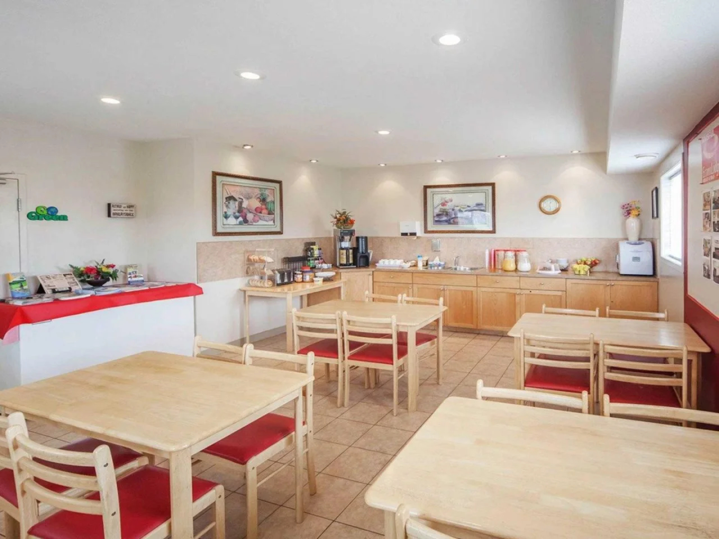 Econo Lodge Inn & Suites