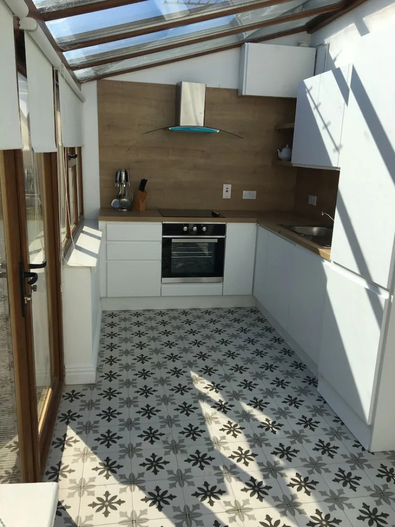 Hookless Holiday Homes