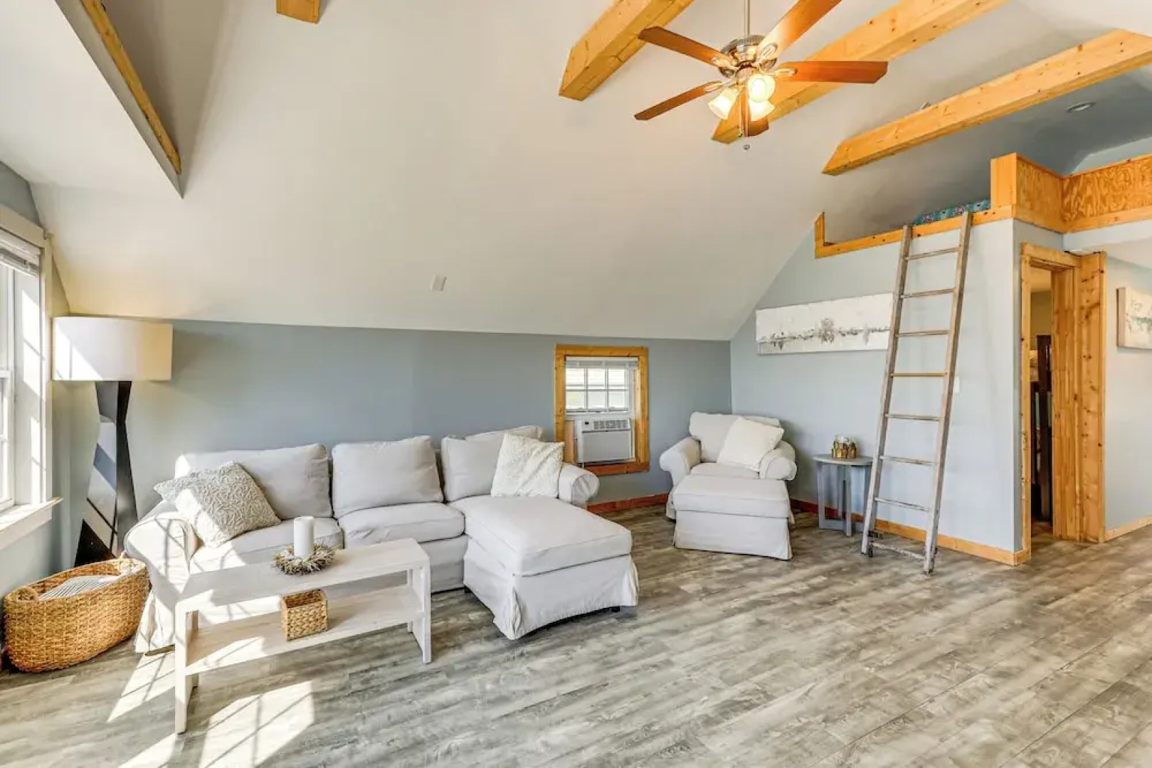 Walk to Hawk's Nest Beach: Coastal Old Lyme Apt