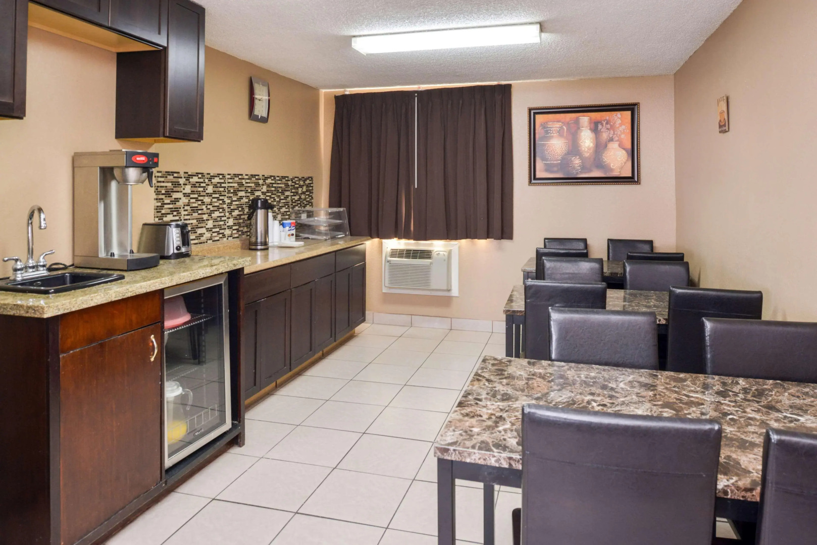 Studio 6 Suites Delano, CA