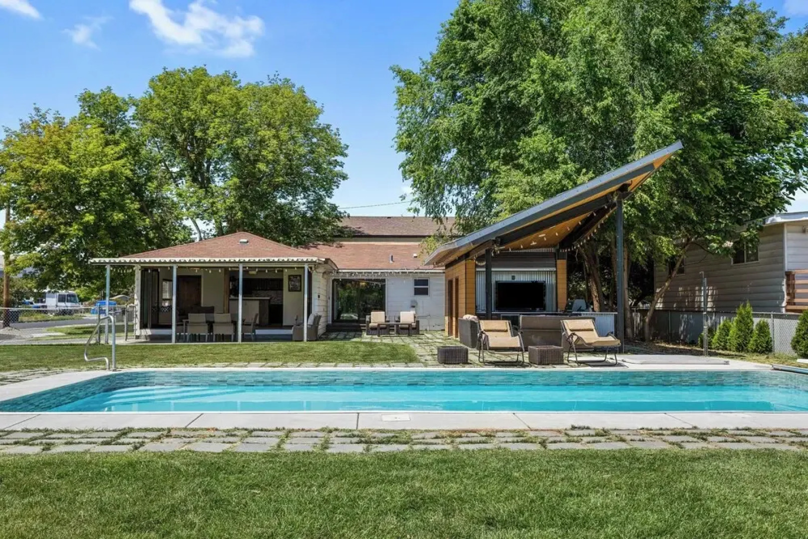 Lakefront Washington Home w/ Private Pool & Sauna