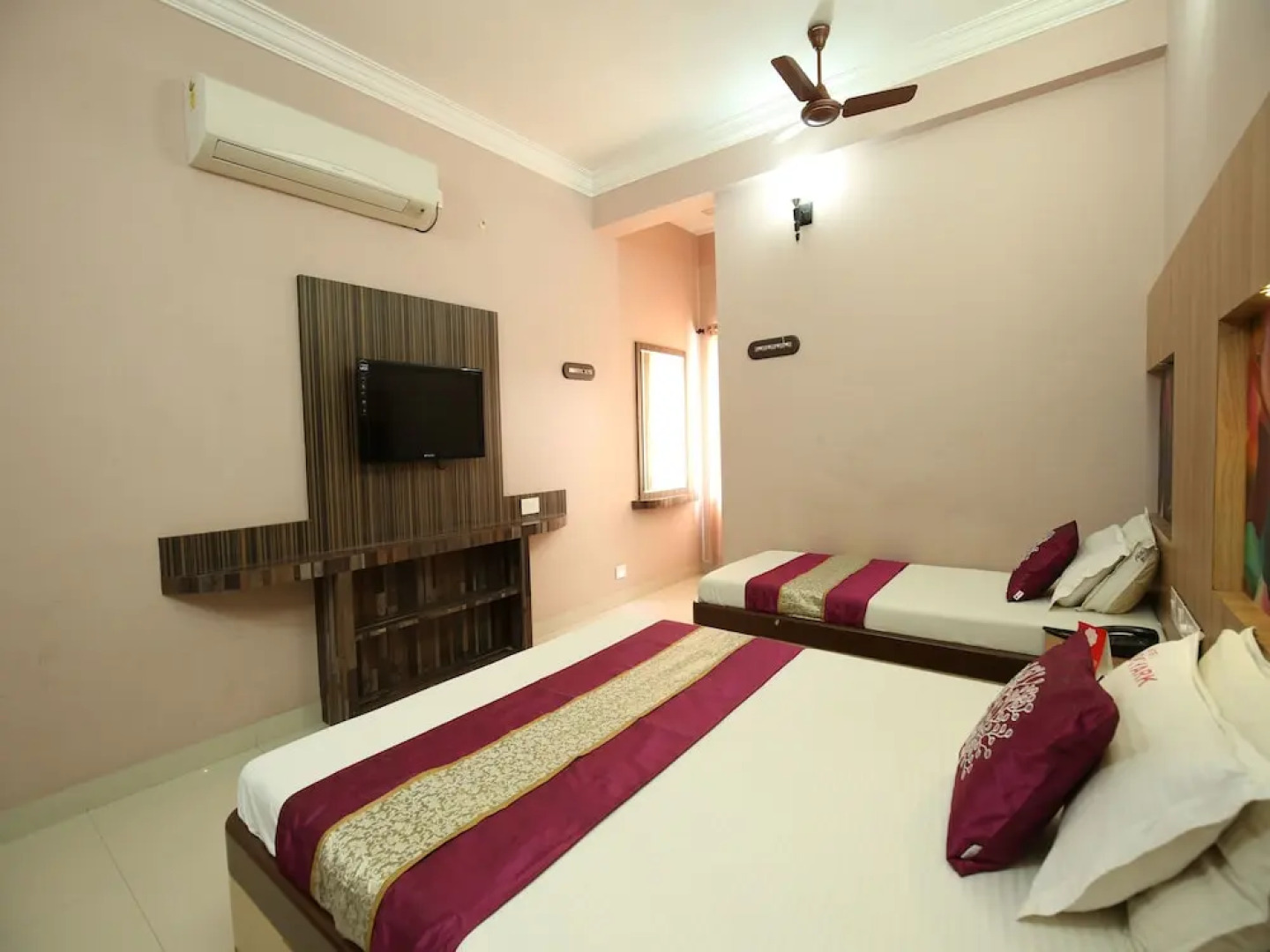 OYO 7878 Hotel Skyark