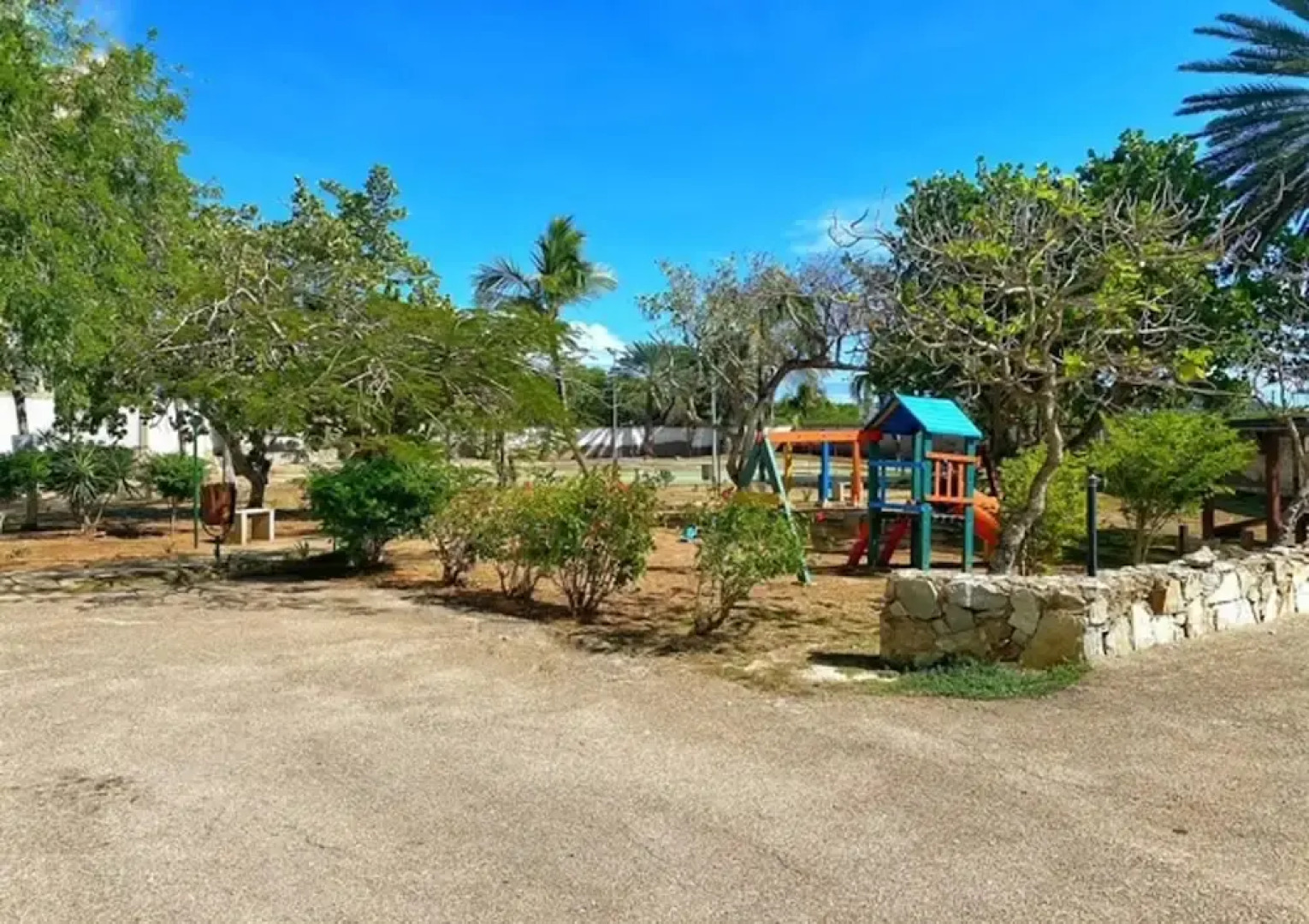 Seafrontapartment-sleeps4-pool-parking-garden