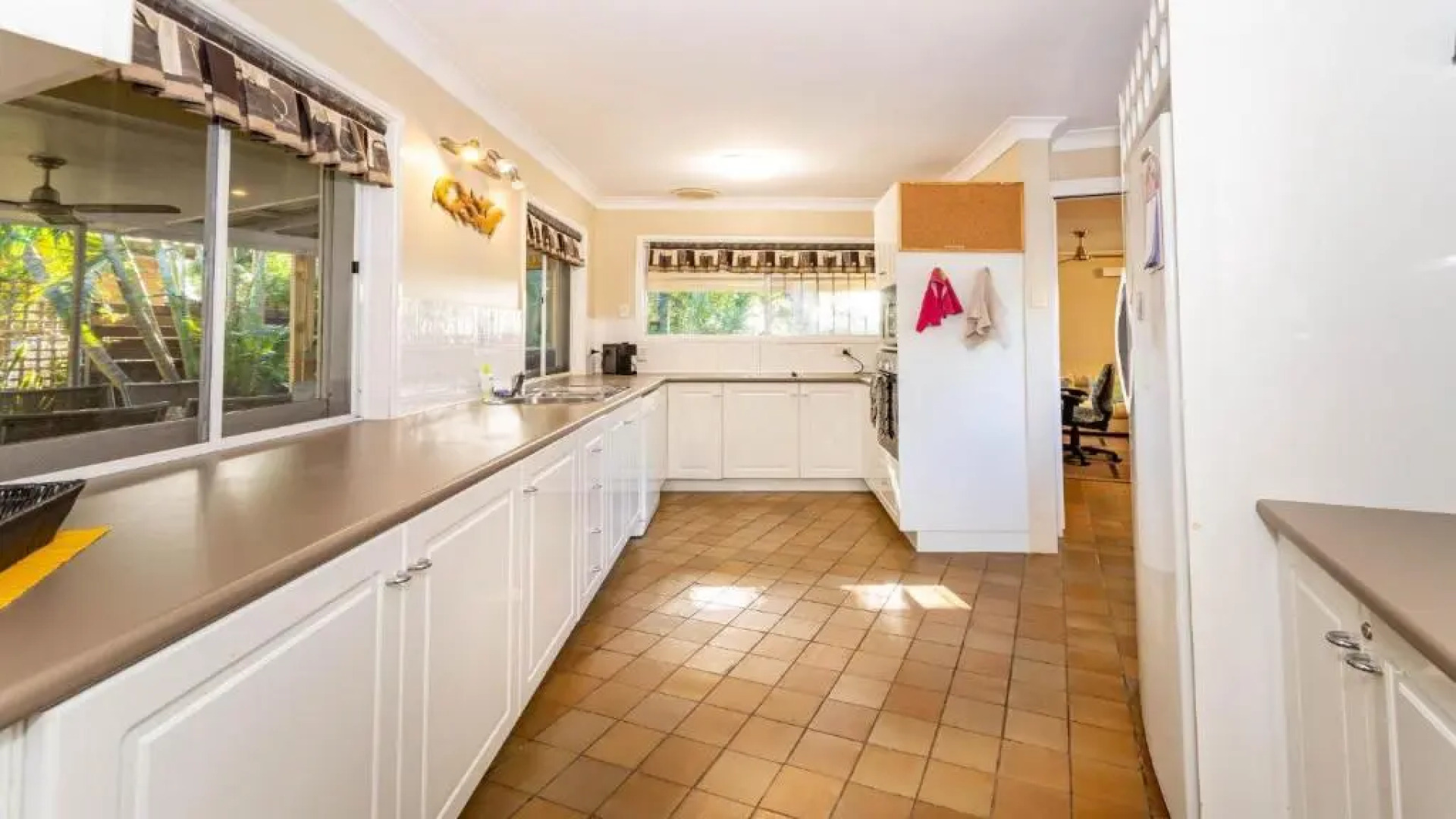 Bribie Beach House, Waterfront directly across the road - Solander Esp, Banksia Beach