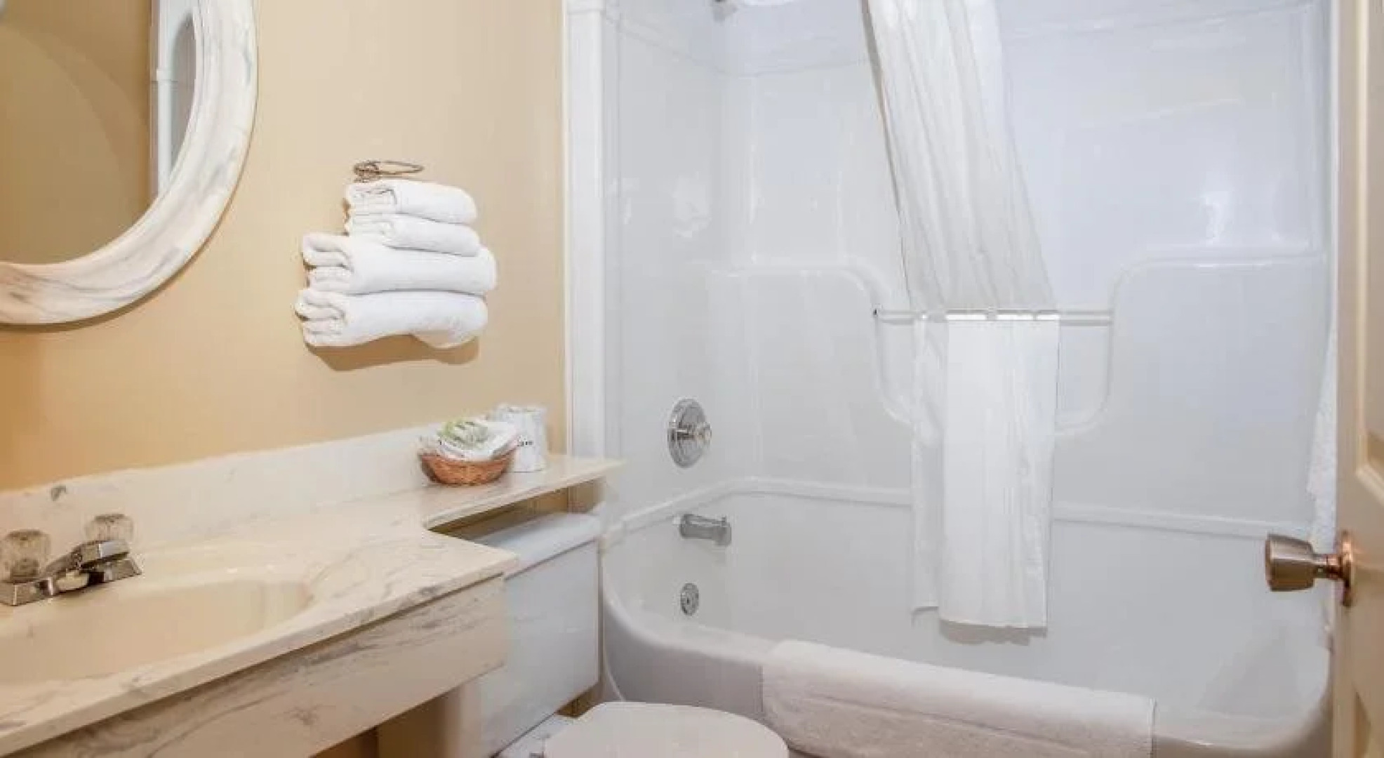 Shallow Bay Motel & Cabins