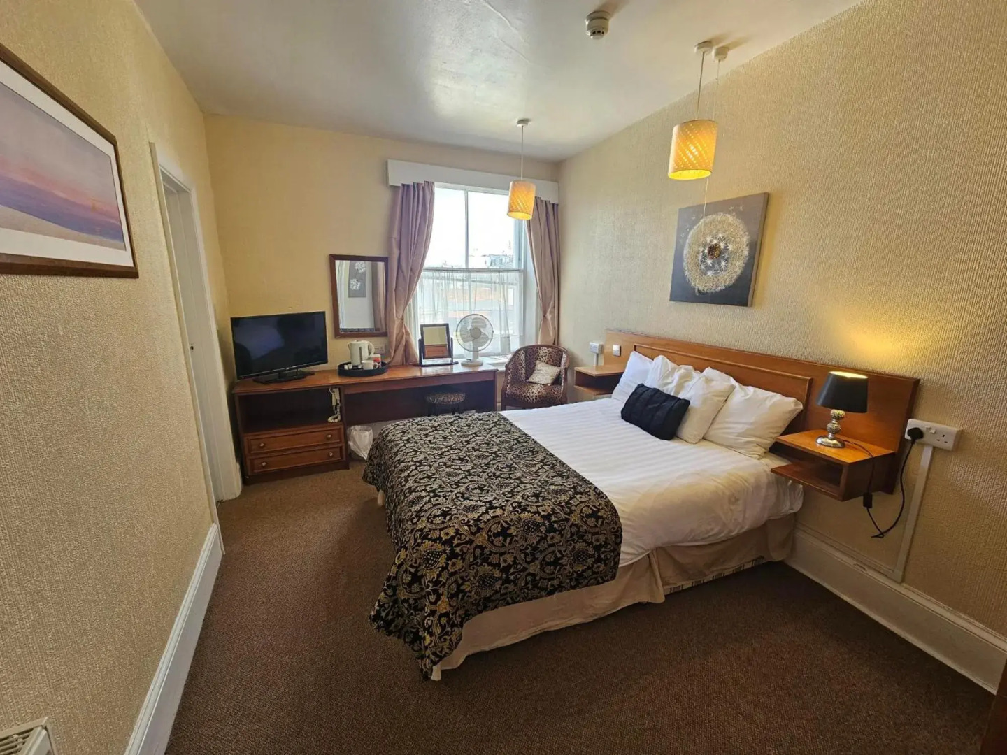 Rivelyn Hotel Bar & Restaurant