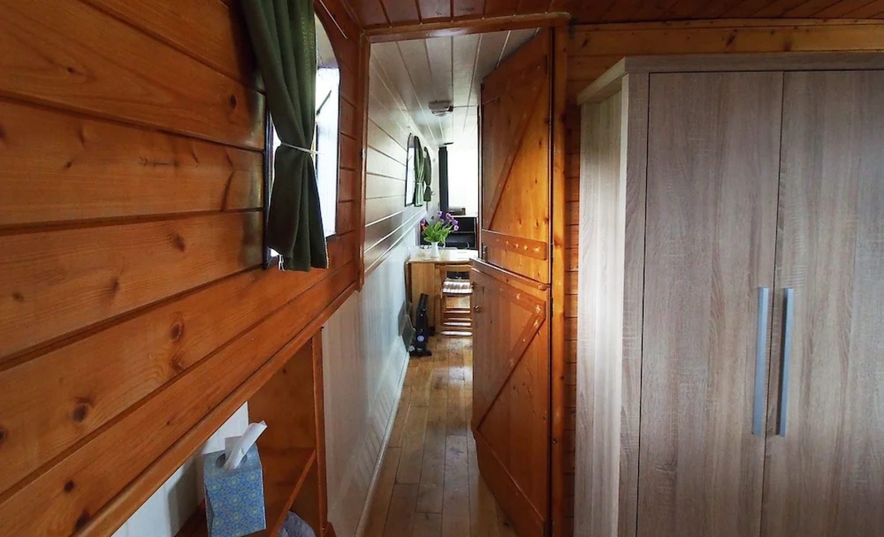 Roisin Dubh Houseboat