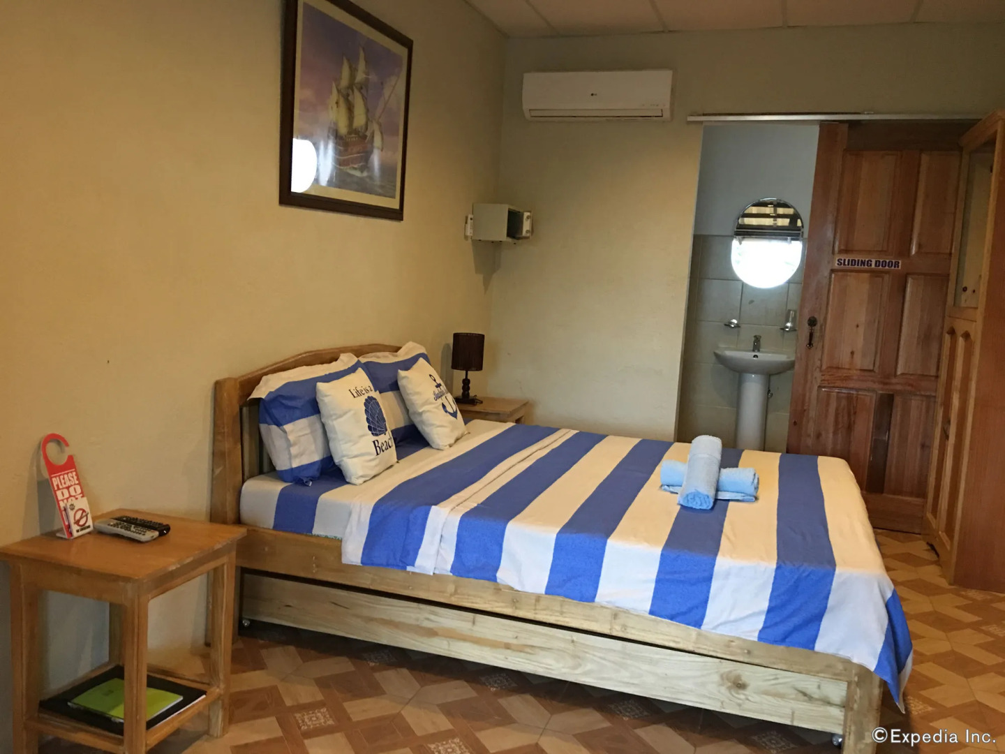 Captain's Lodge and Bar