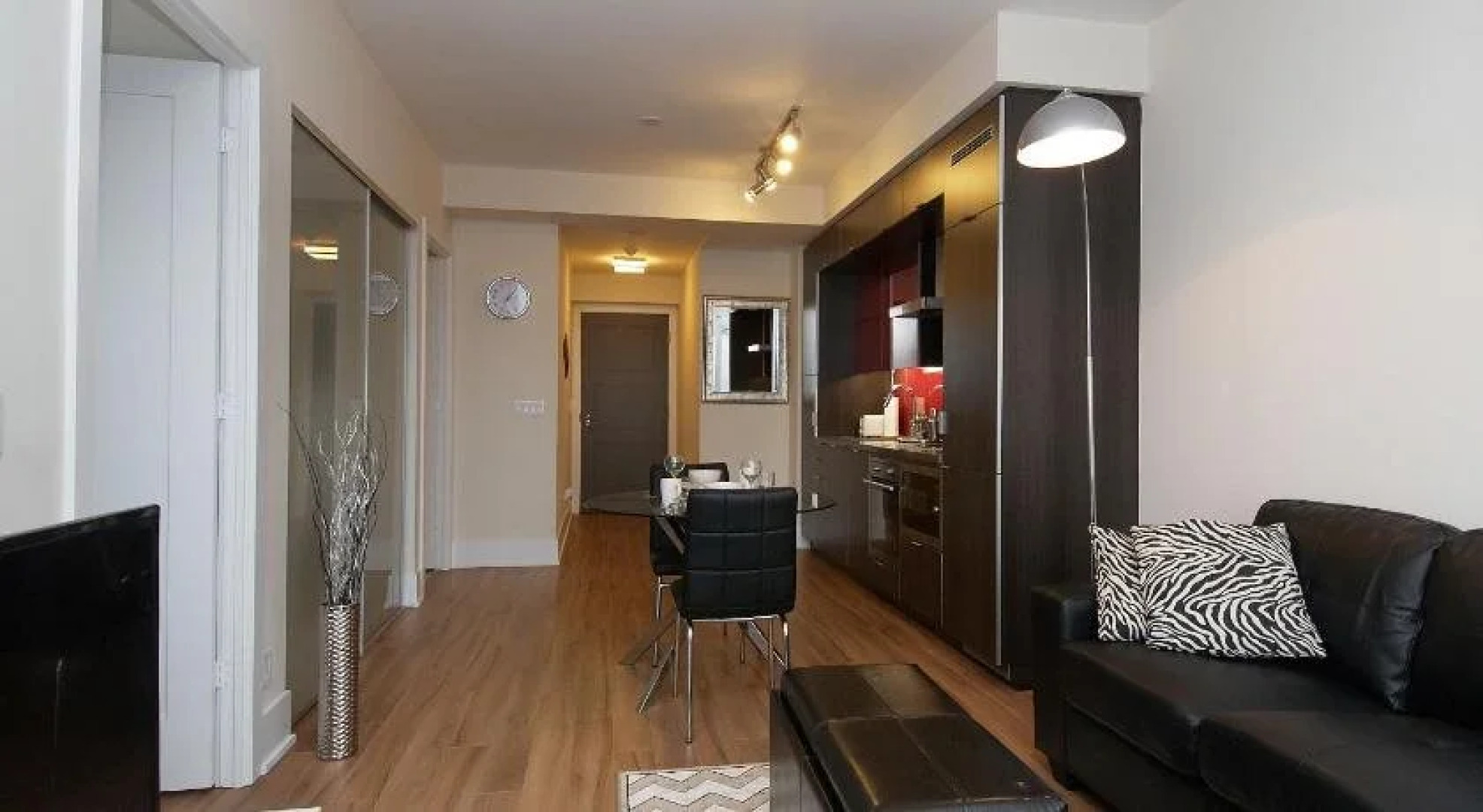 Whitehall Suites - Front Street West