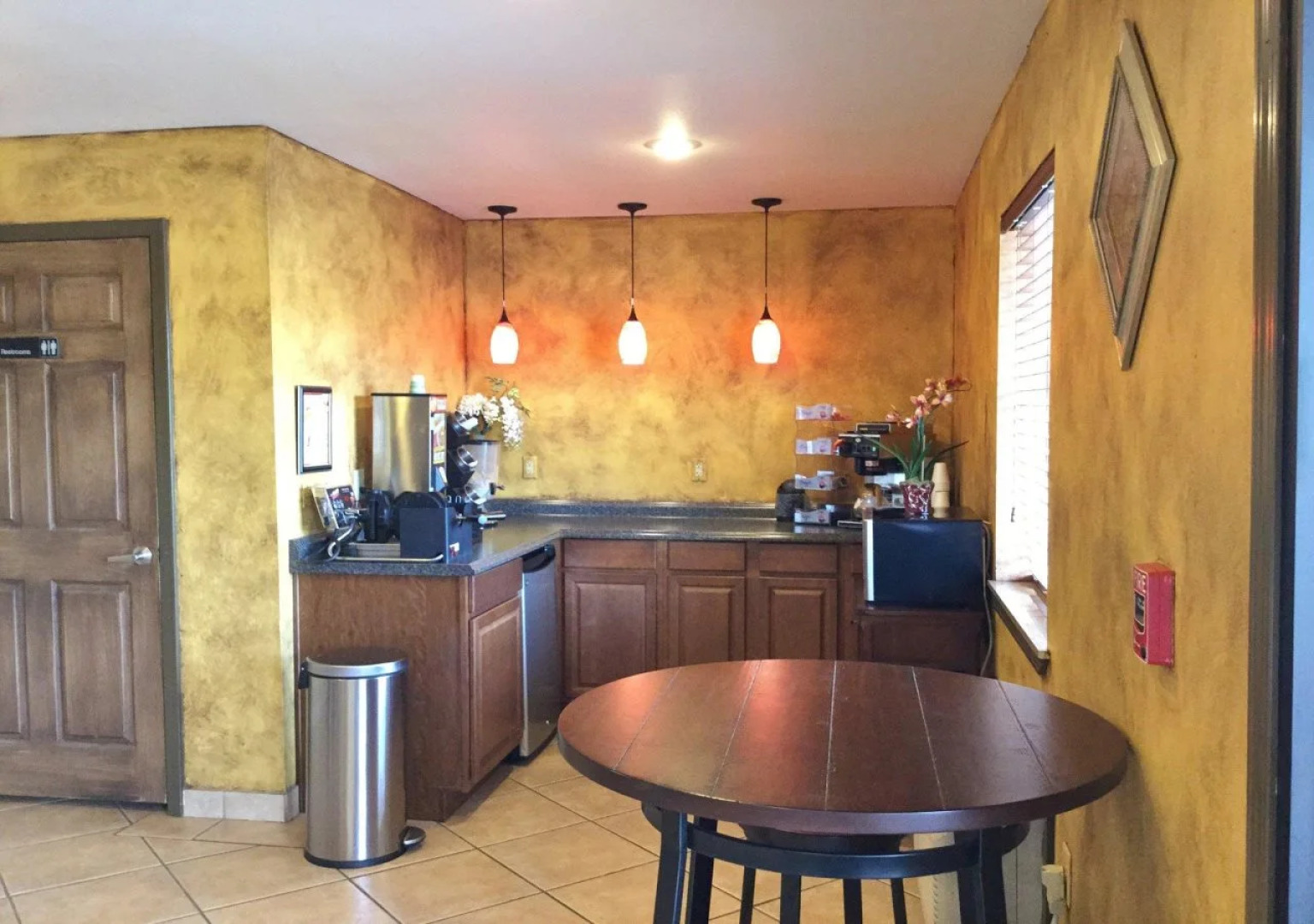 Americas Best Value Inn & Suites University Ave