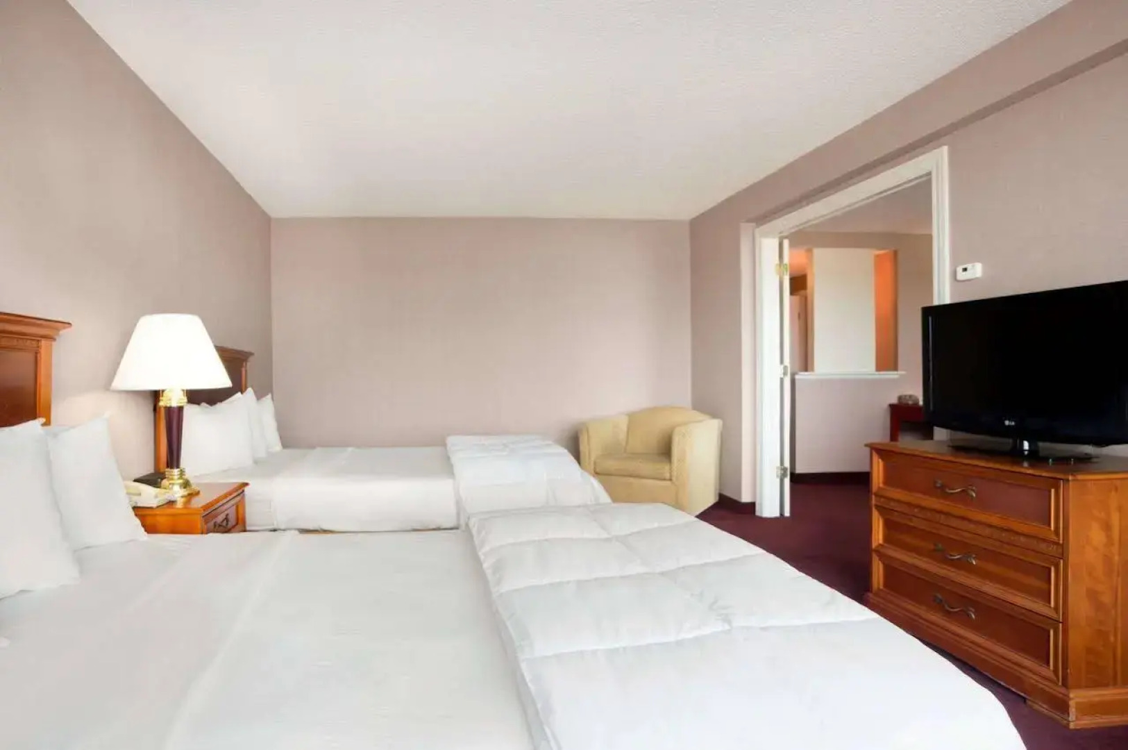 Days Inn & Suites by Wyndham Elyria