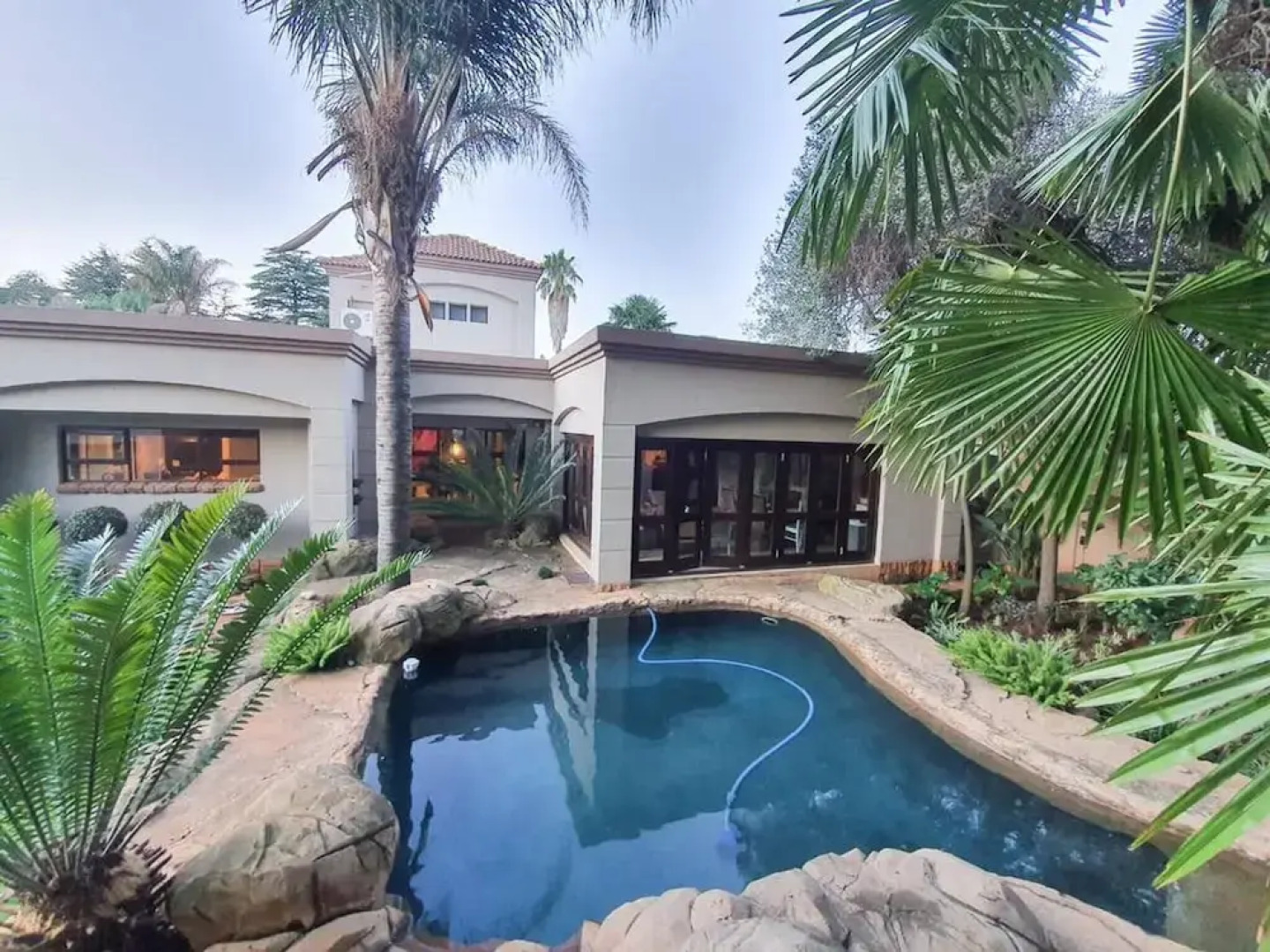 Or Tambo Airport Holiday Home