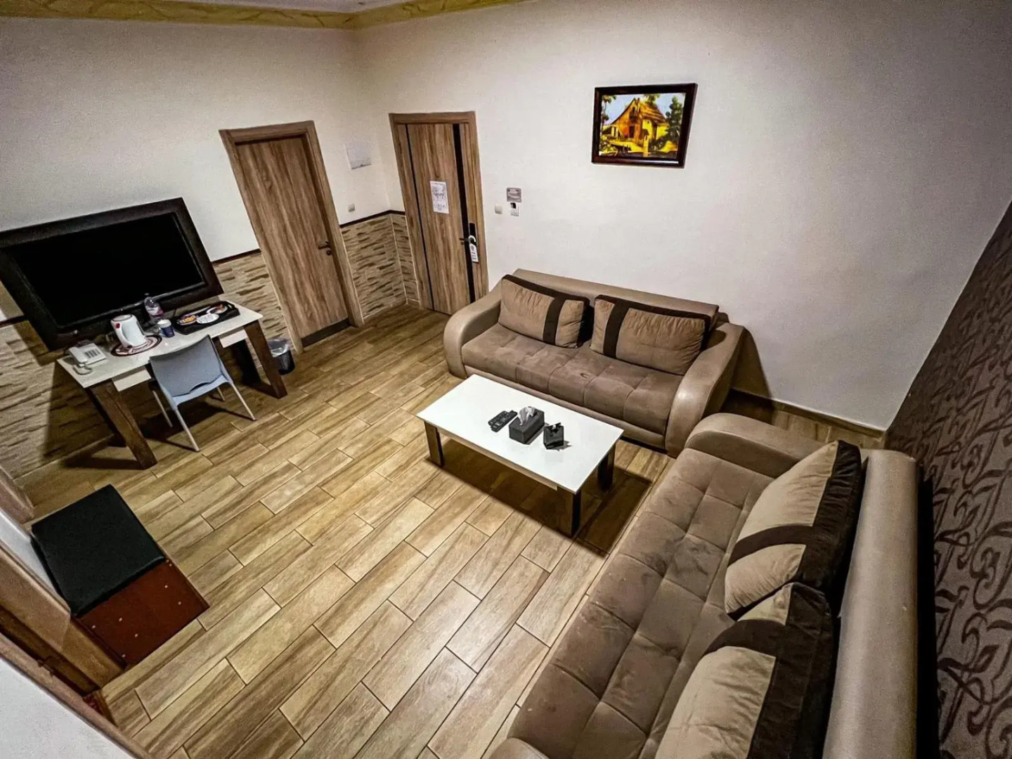 Balcony Hotel & Suites