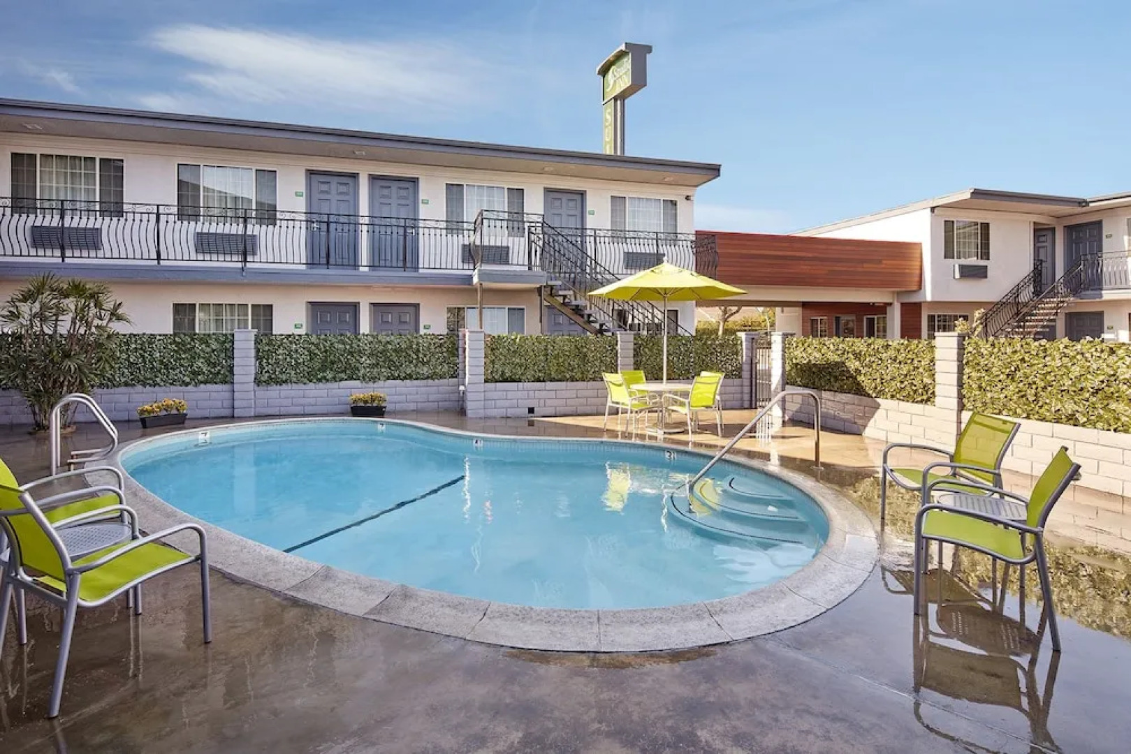 Studio Inn & Suites Downey