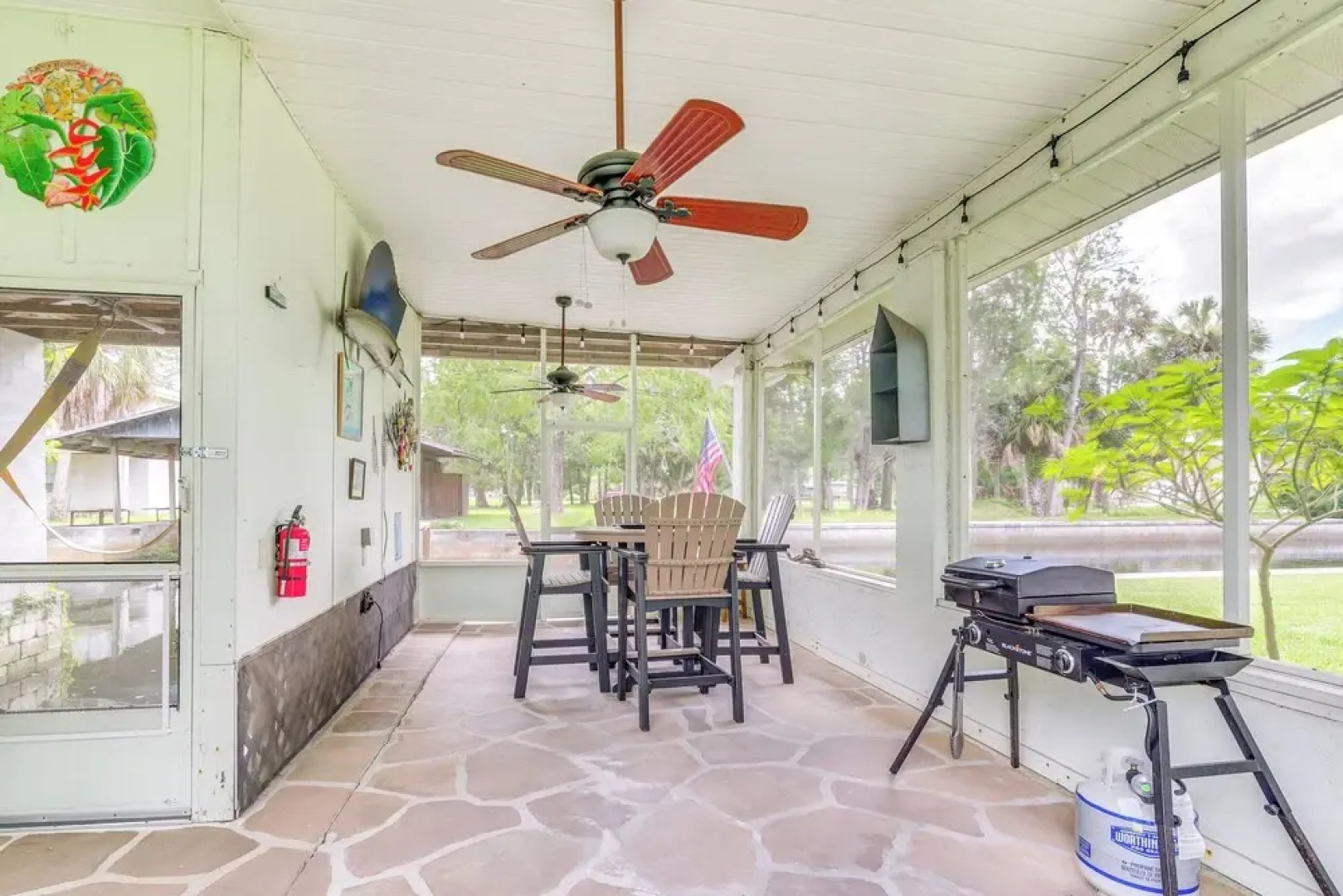 Sunny Home in Yankeetown w/ Lanai & Backyard!