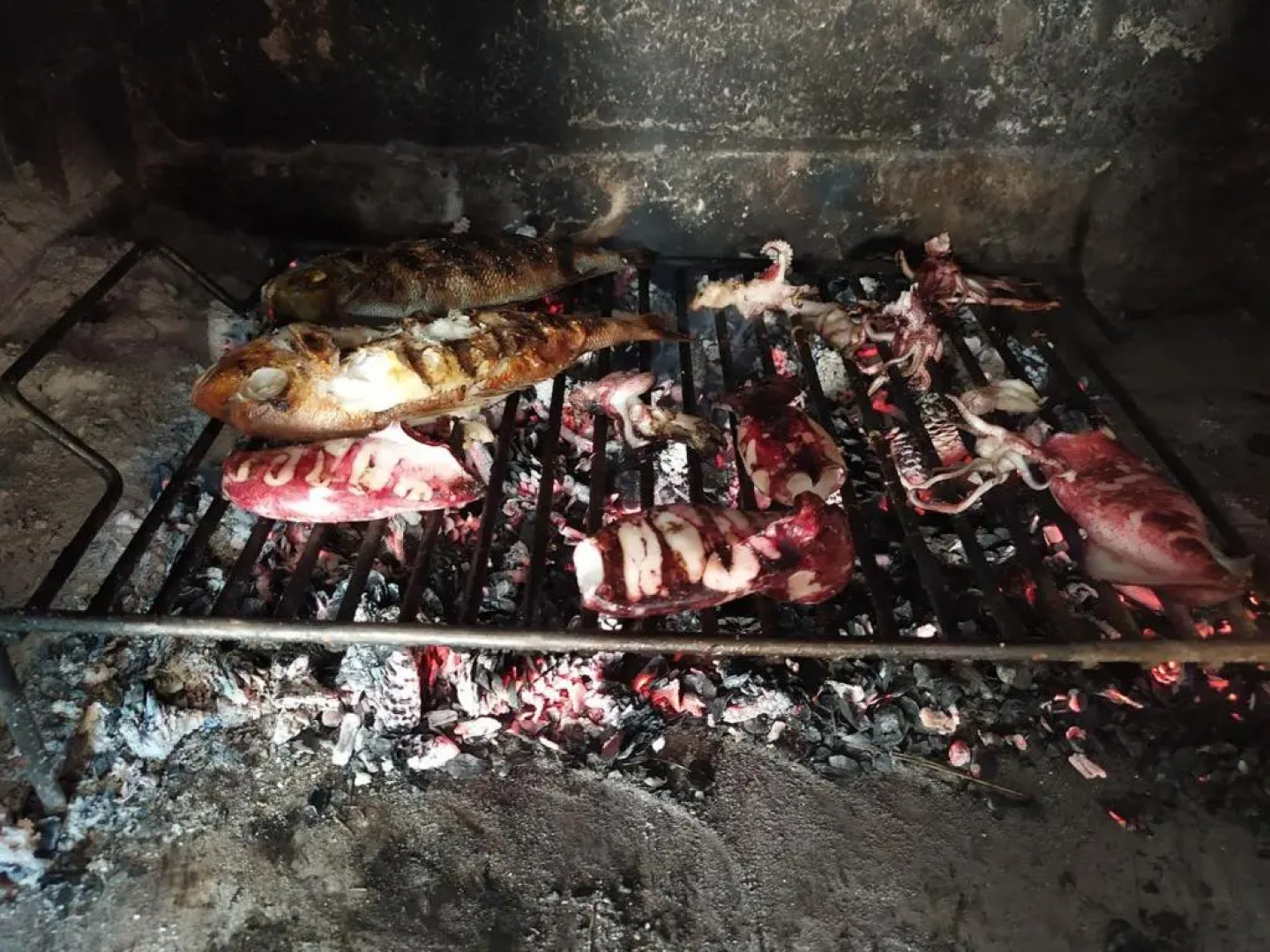 Apartments 1st line to sea and beach,quiet area,private parking,terrace with sea view