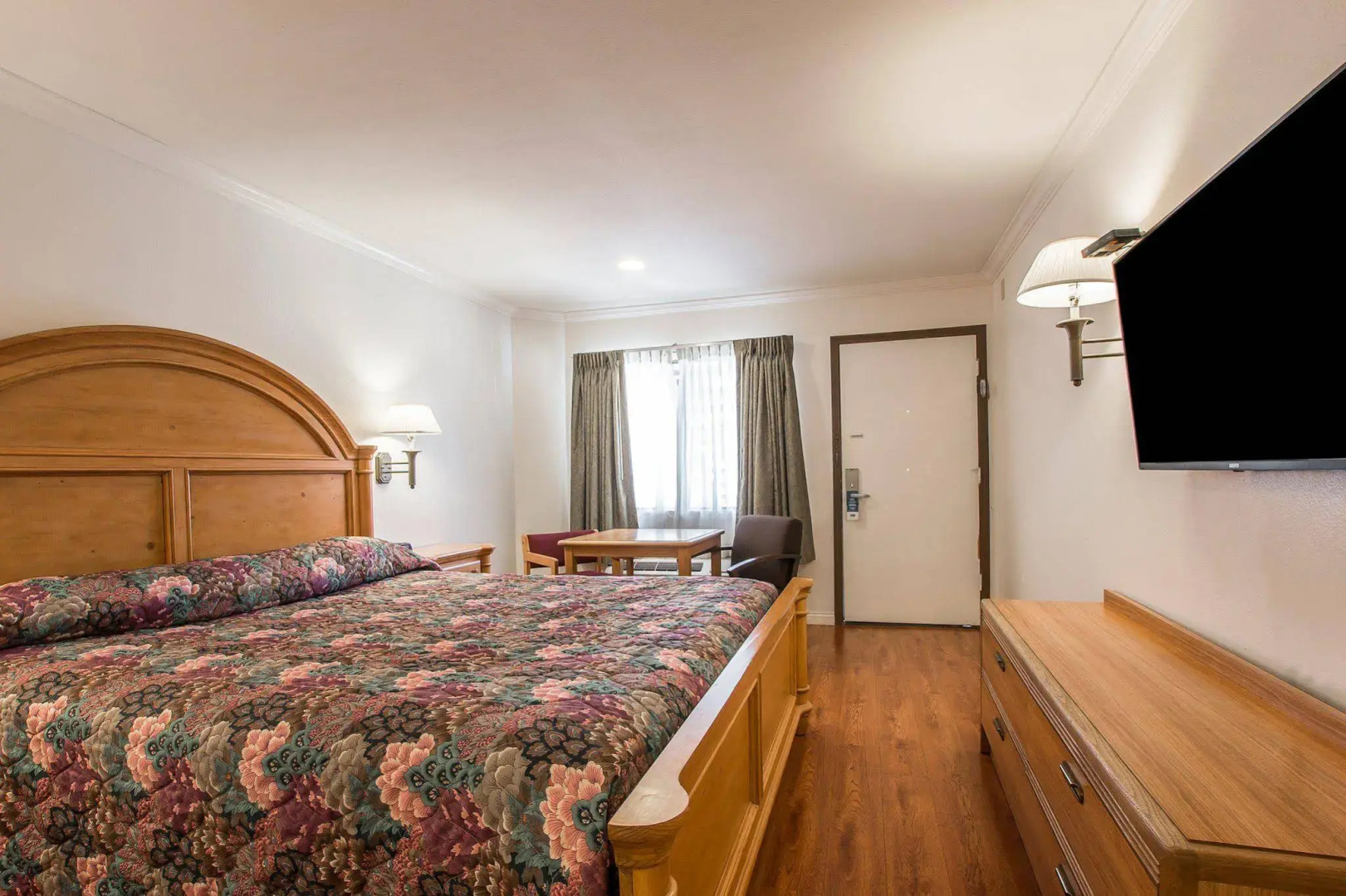 Palm Inn Hotel near Tyler Mall Riverside