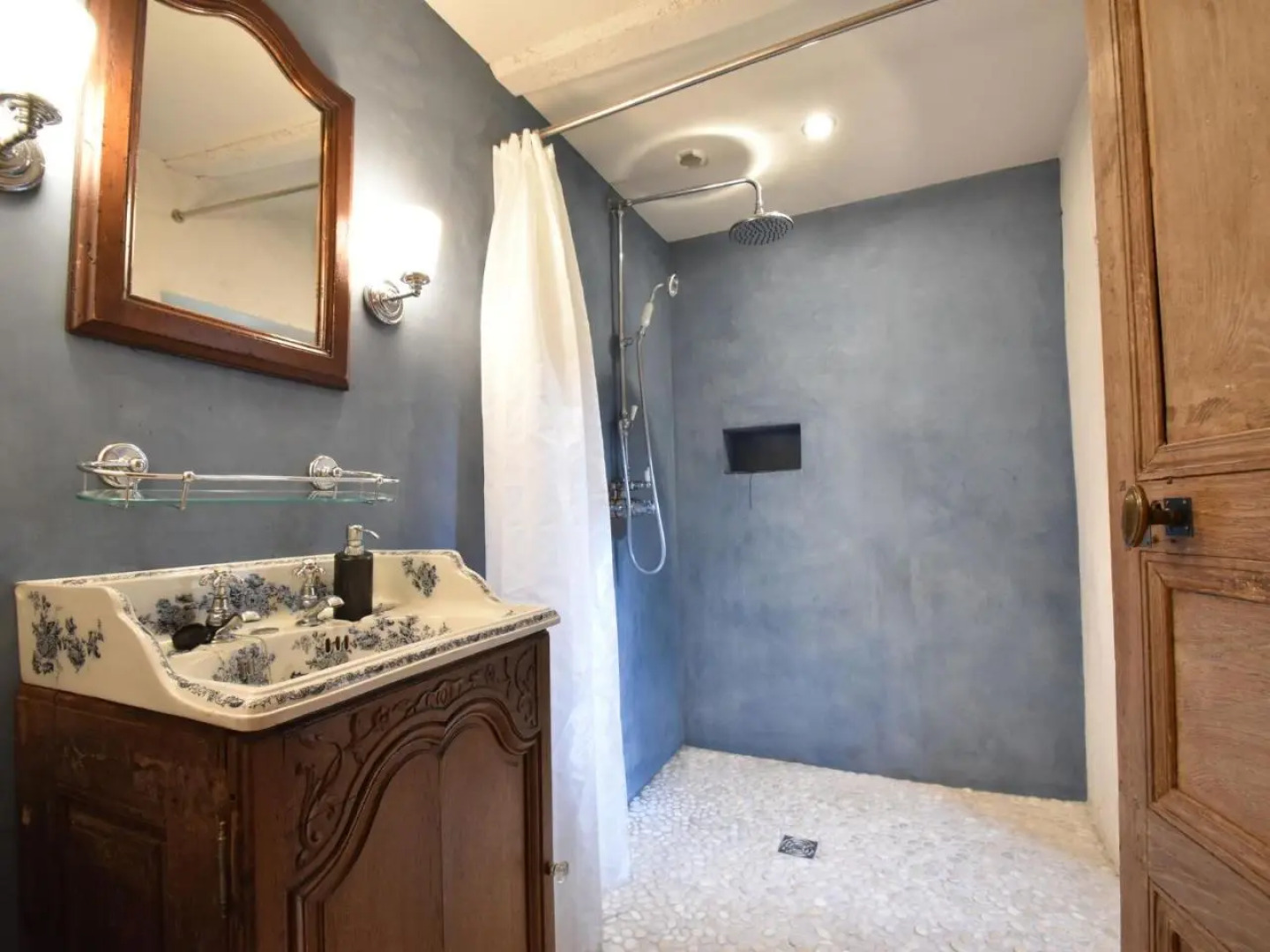 Luxurious mansion in Lantheuil with garden