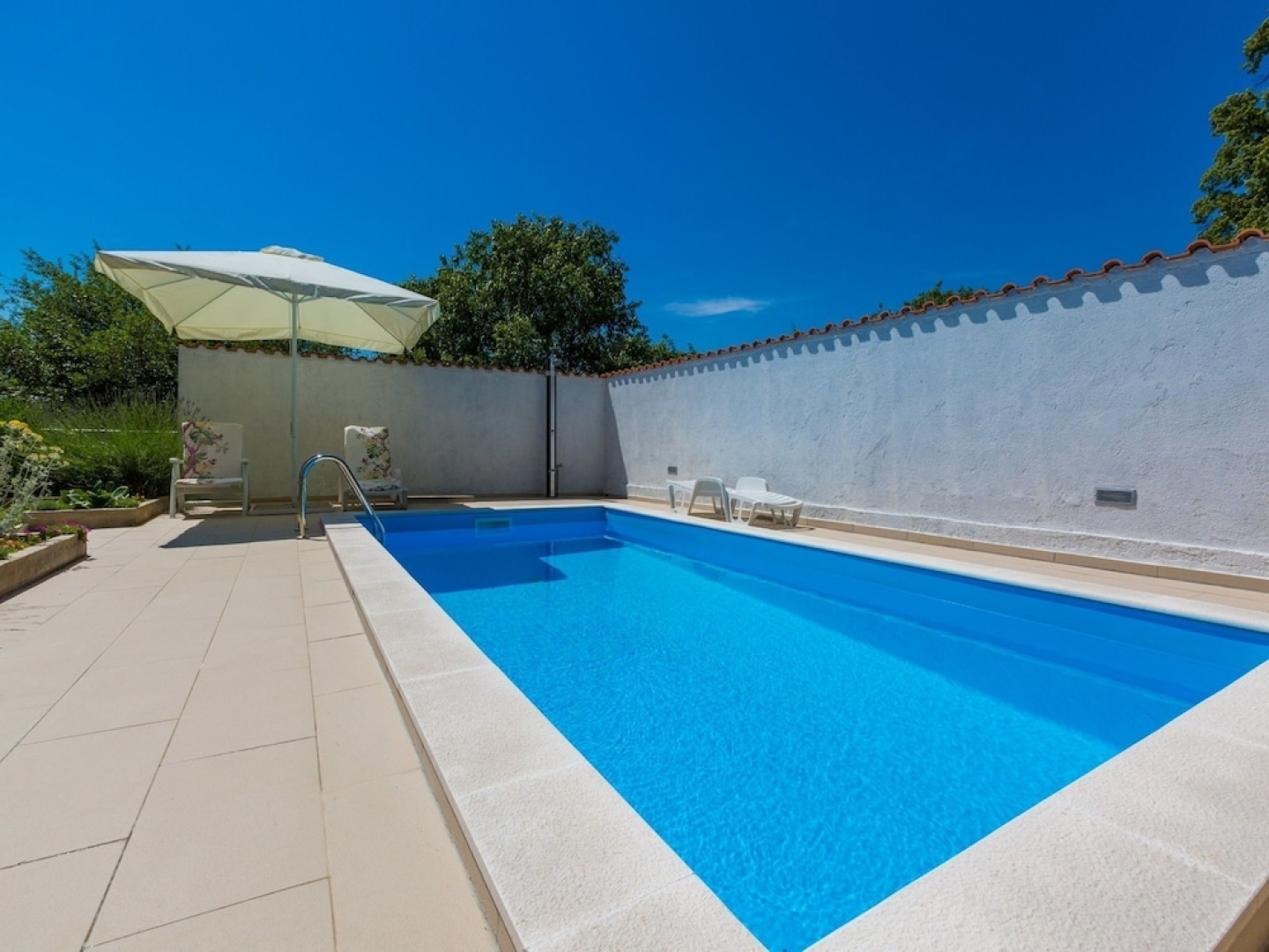 Adorable Holiday Home With Private Pool & Great Covered Terrace