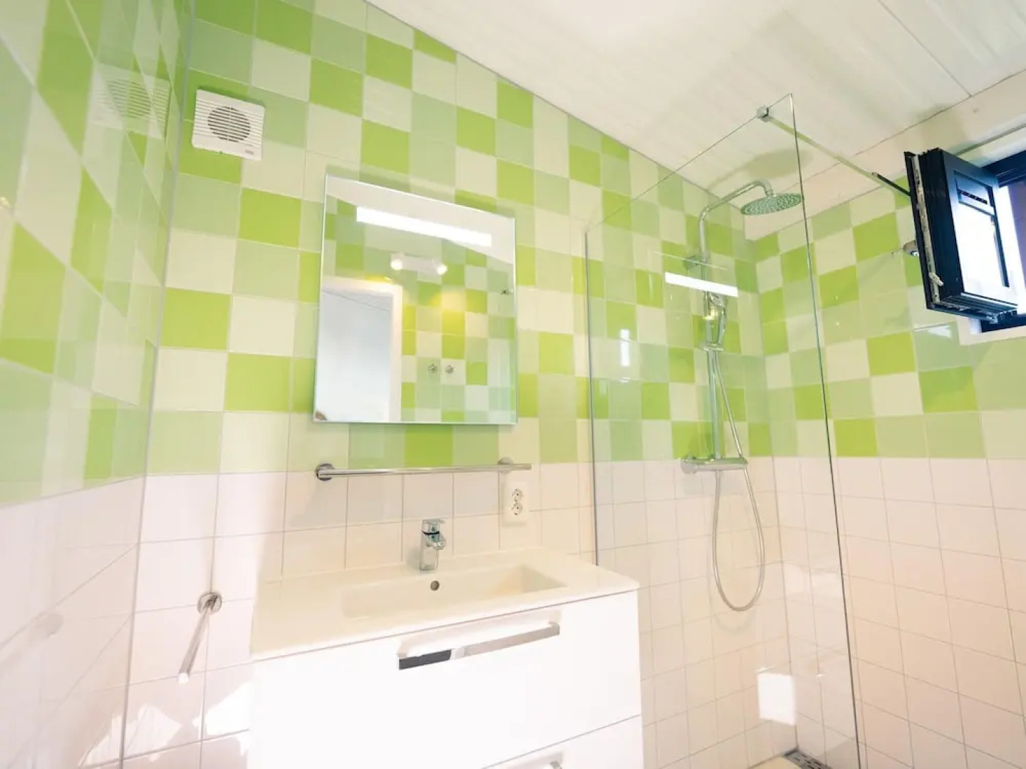 Comfortable Lodge Near sea at 500m