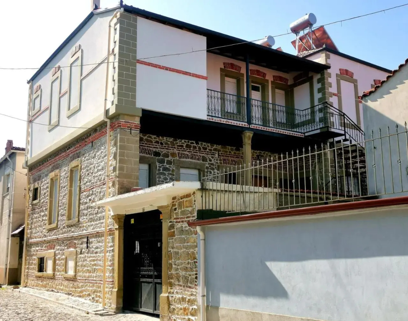 The Twins' House - Binjaket