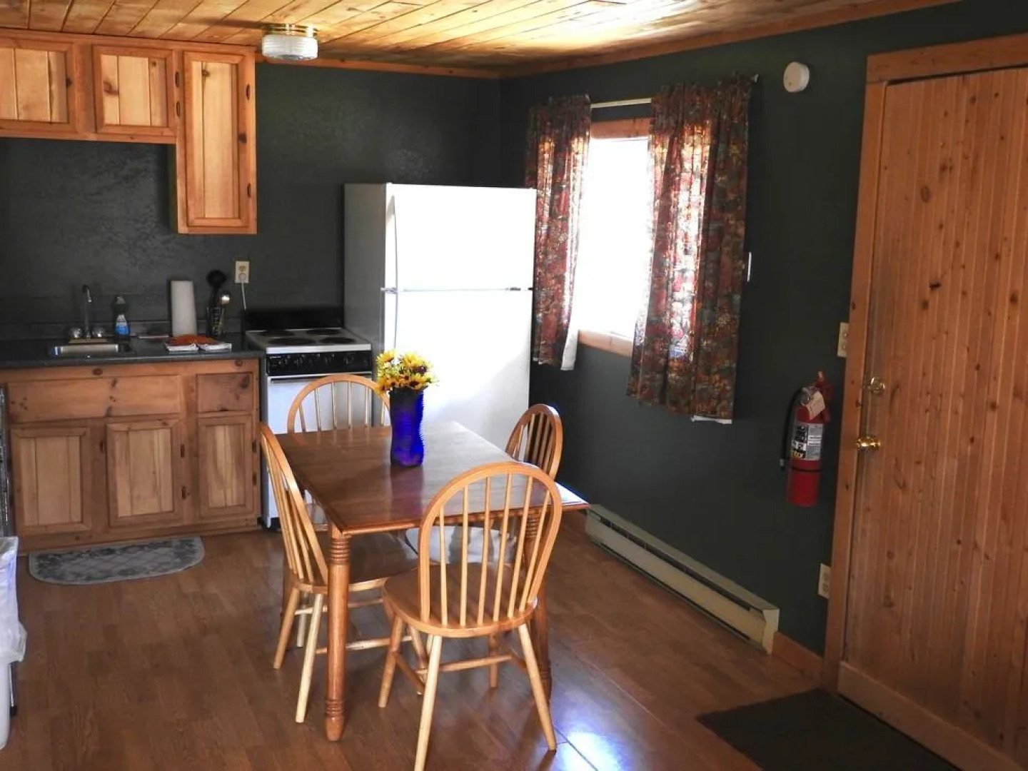 Foothills Lodge and Cabins