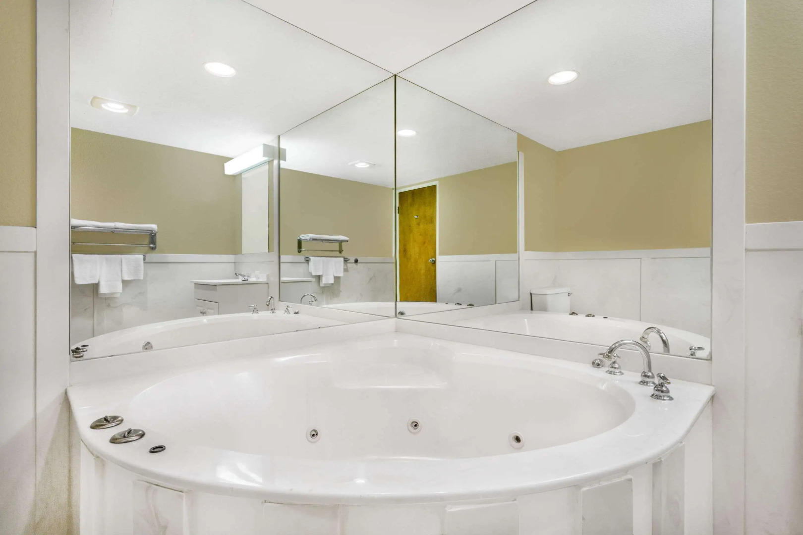 Super 8 by Wyndham Bentonville