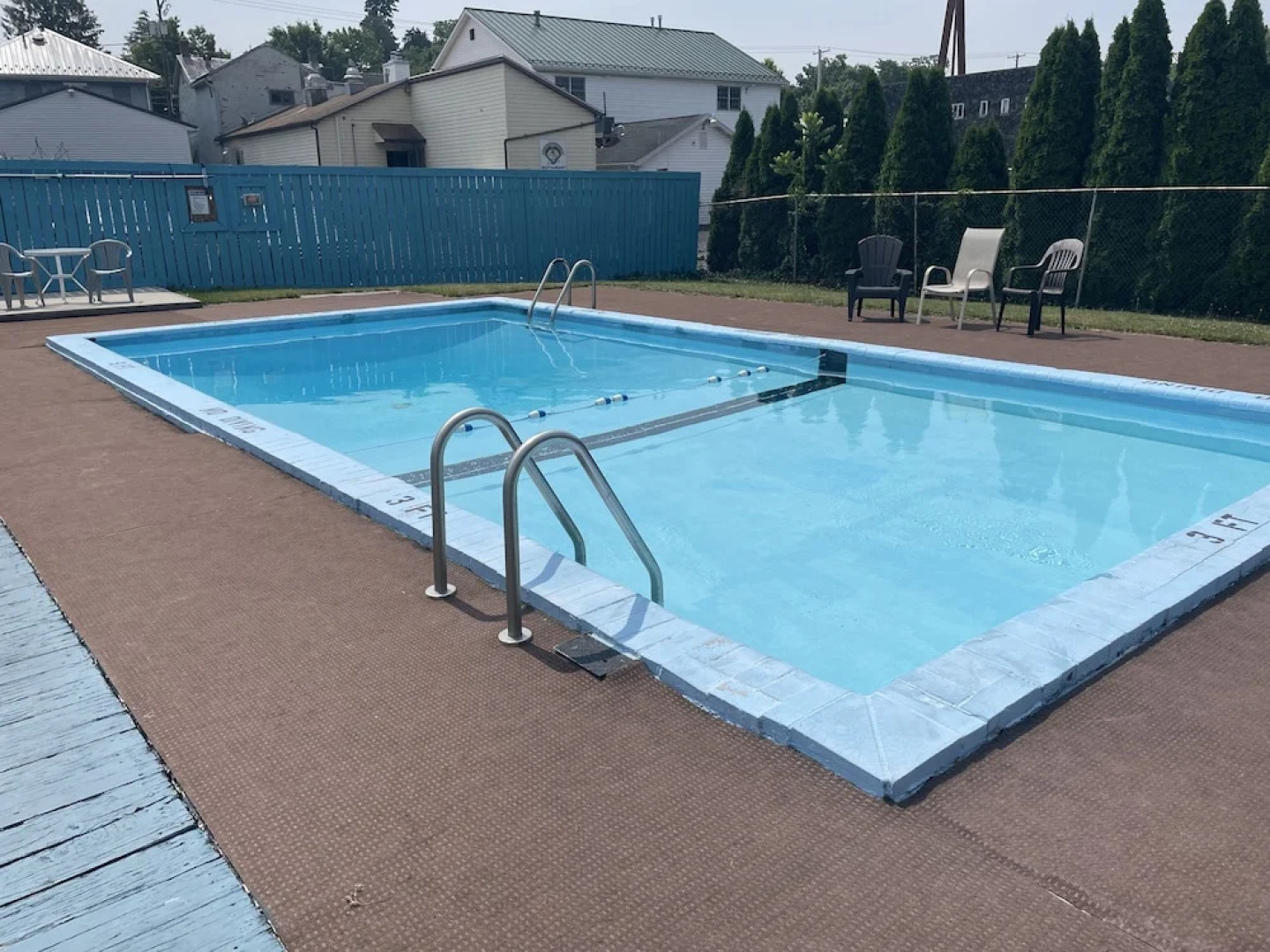 Budget Host Three Crowns Motor Lodge