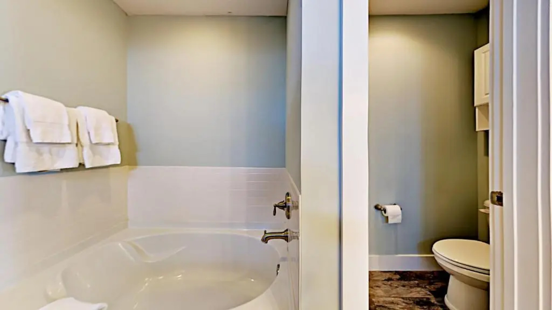 Blue Breeze, 4 Bedrooms, 3 Bathrooms, Sleeps 10, walk to Beach