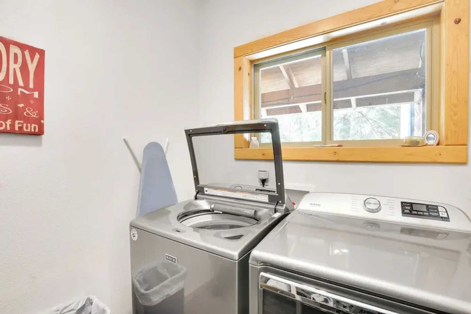 Peaceful Rhododendron Cabin w/ Fire Pit & Hot Tub!