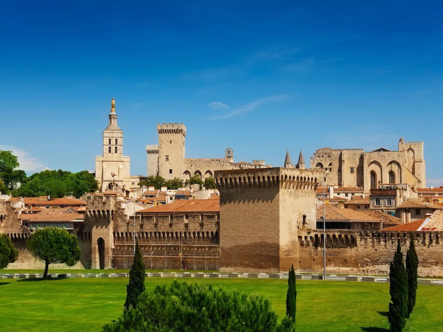 Cozy Holiday Home in Noves with Swimming Pool