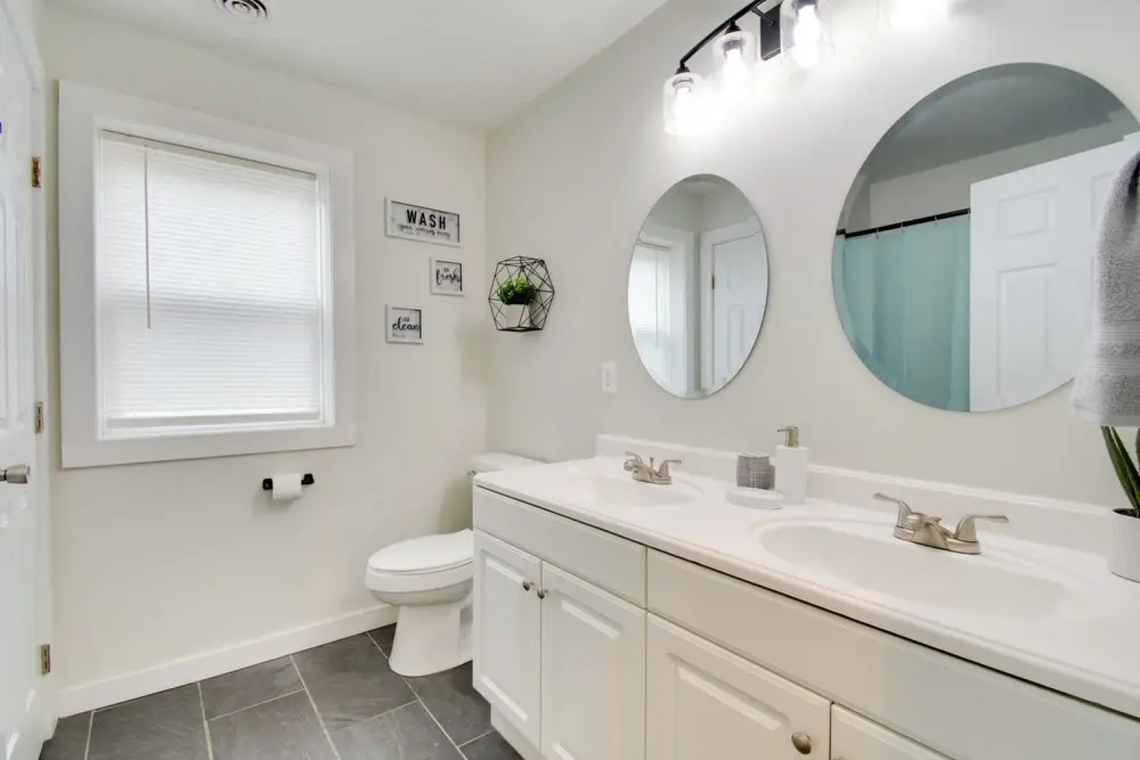 < 1 Mi to Lake Ontario: Oswego Group Retreat