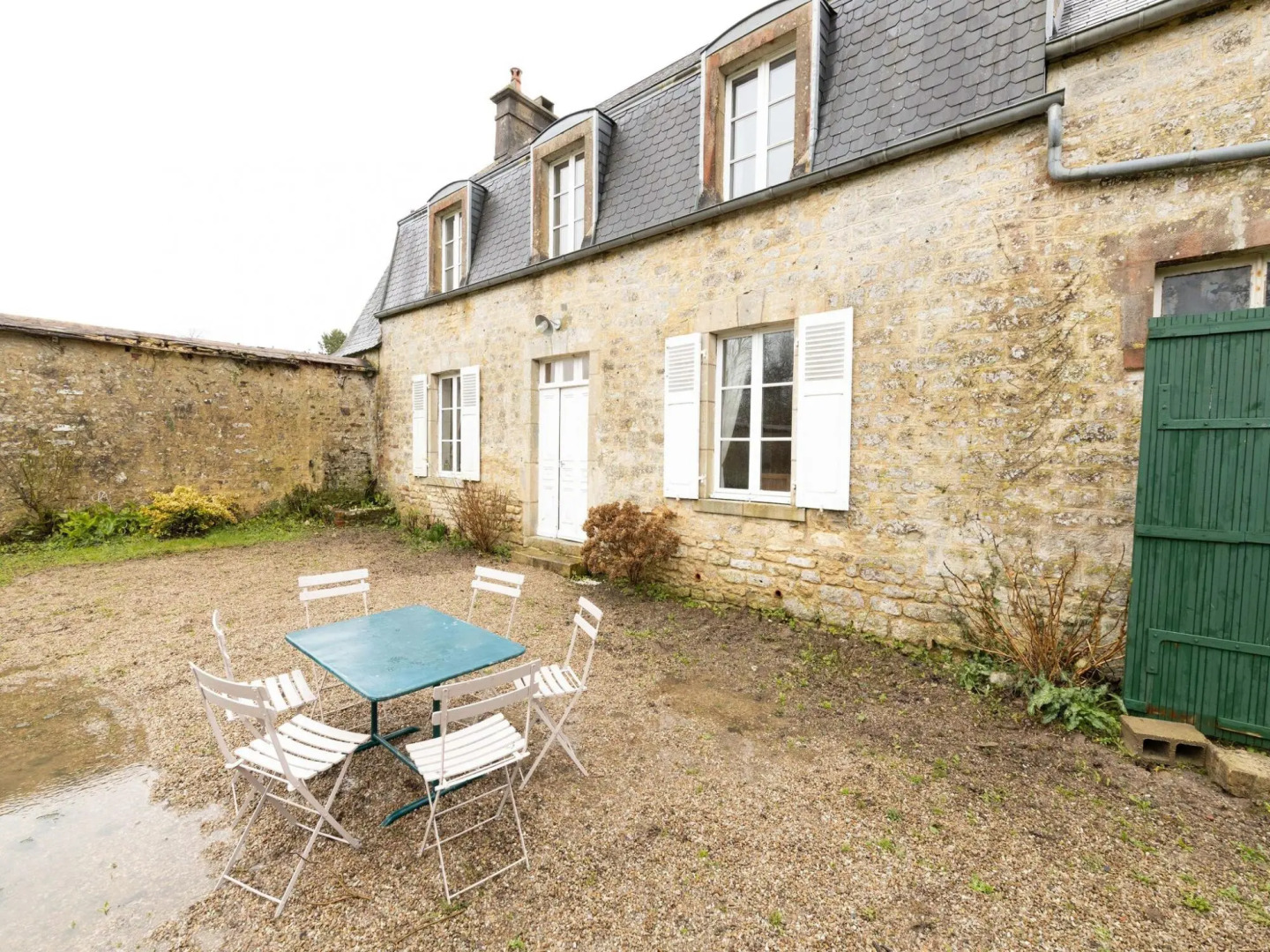 Pretty Holiday Home in Golleville with Private Garden