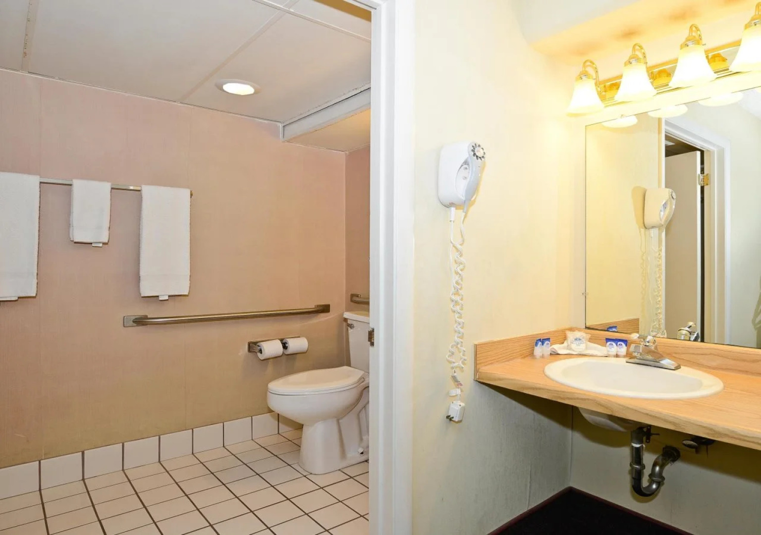 Howard Johnson by Wyndham Benton Harbor/St. Joseph