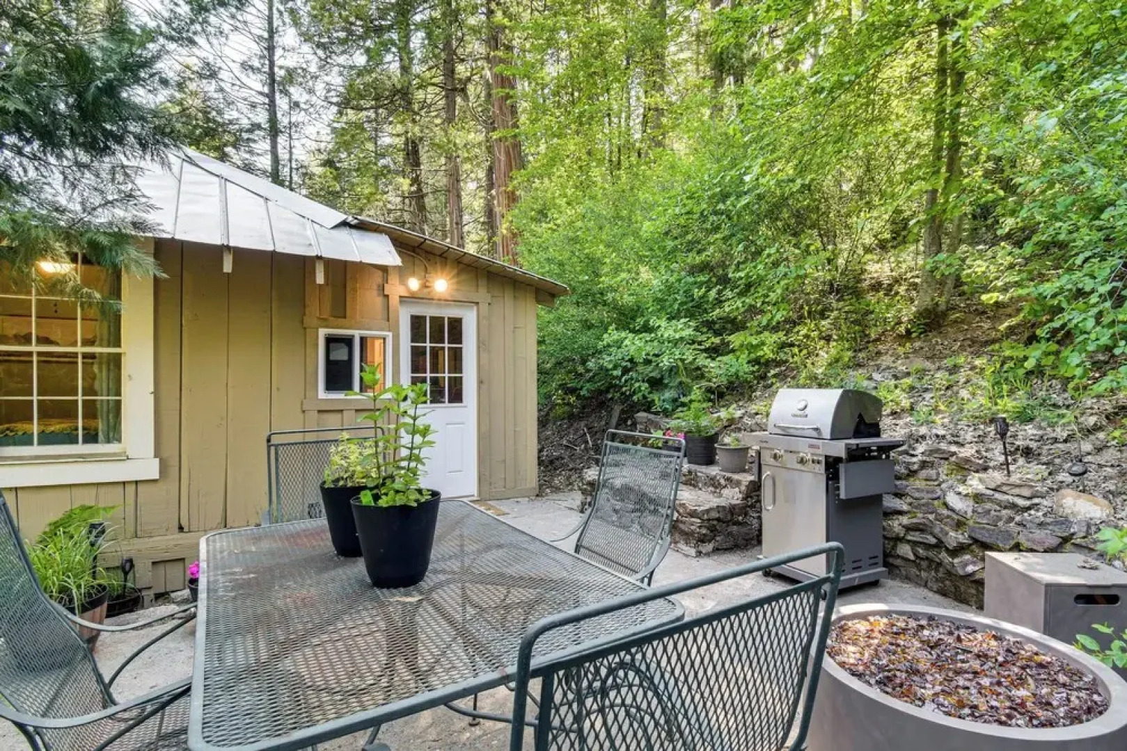 8 Mi to Yosemite National Park: Cabin w/ Fire Pit