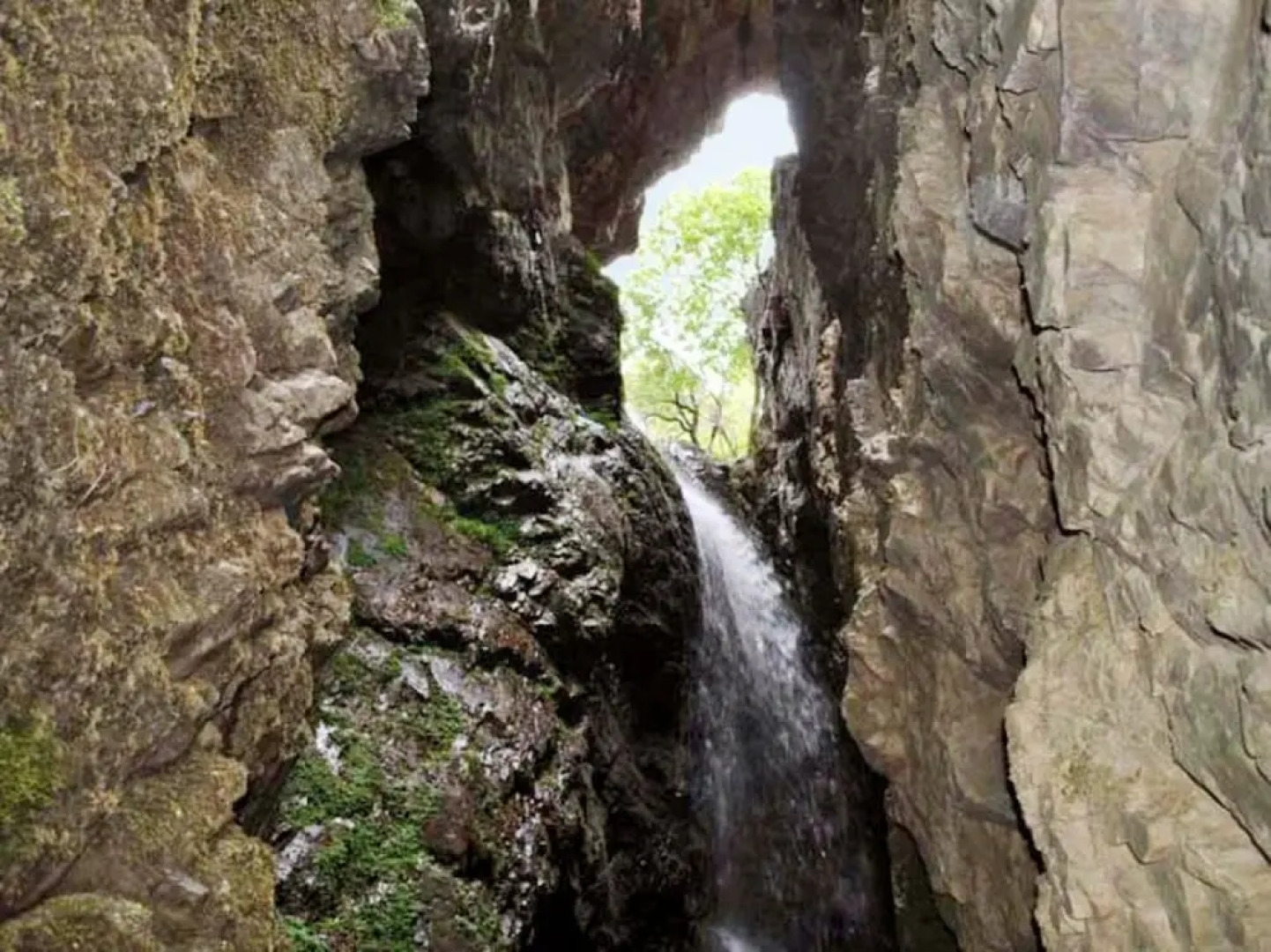 Rustic, 3-bedroom House in Villamanín With a Furnished Terrace, Garden