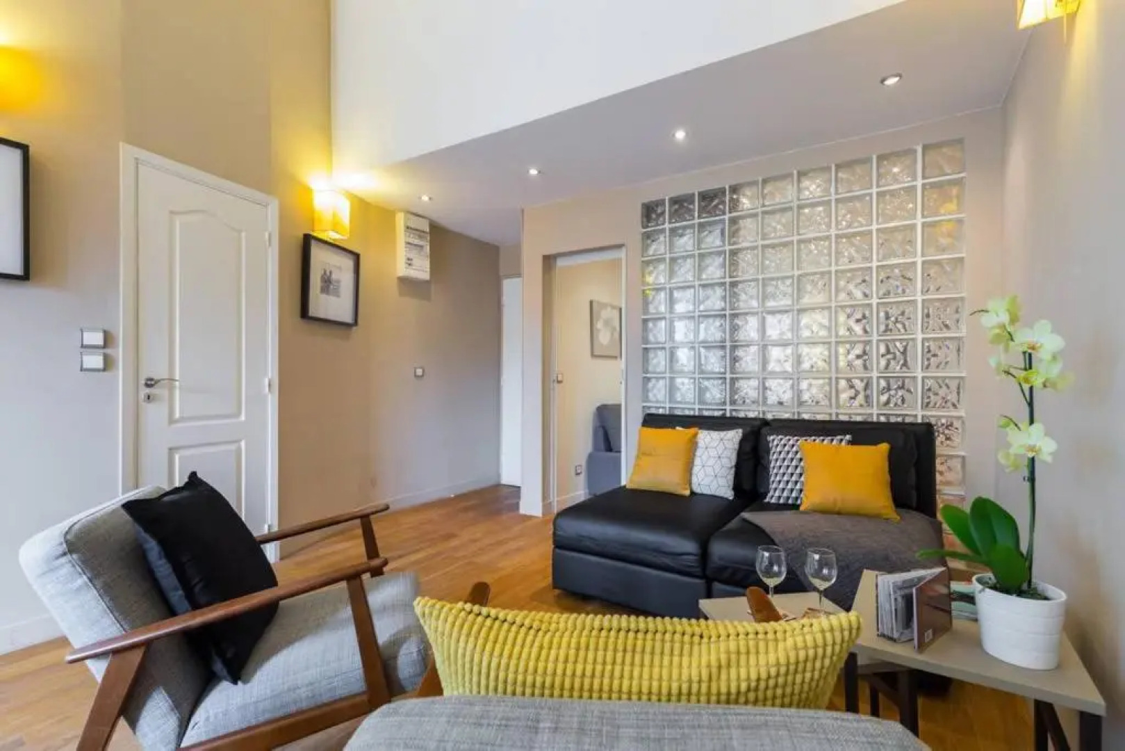 ★ Quiet Old Town Apt with AC, 5min Walk to Beach ★