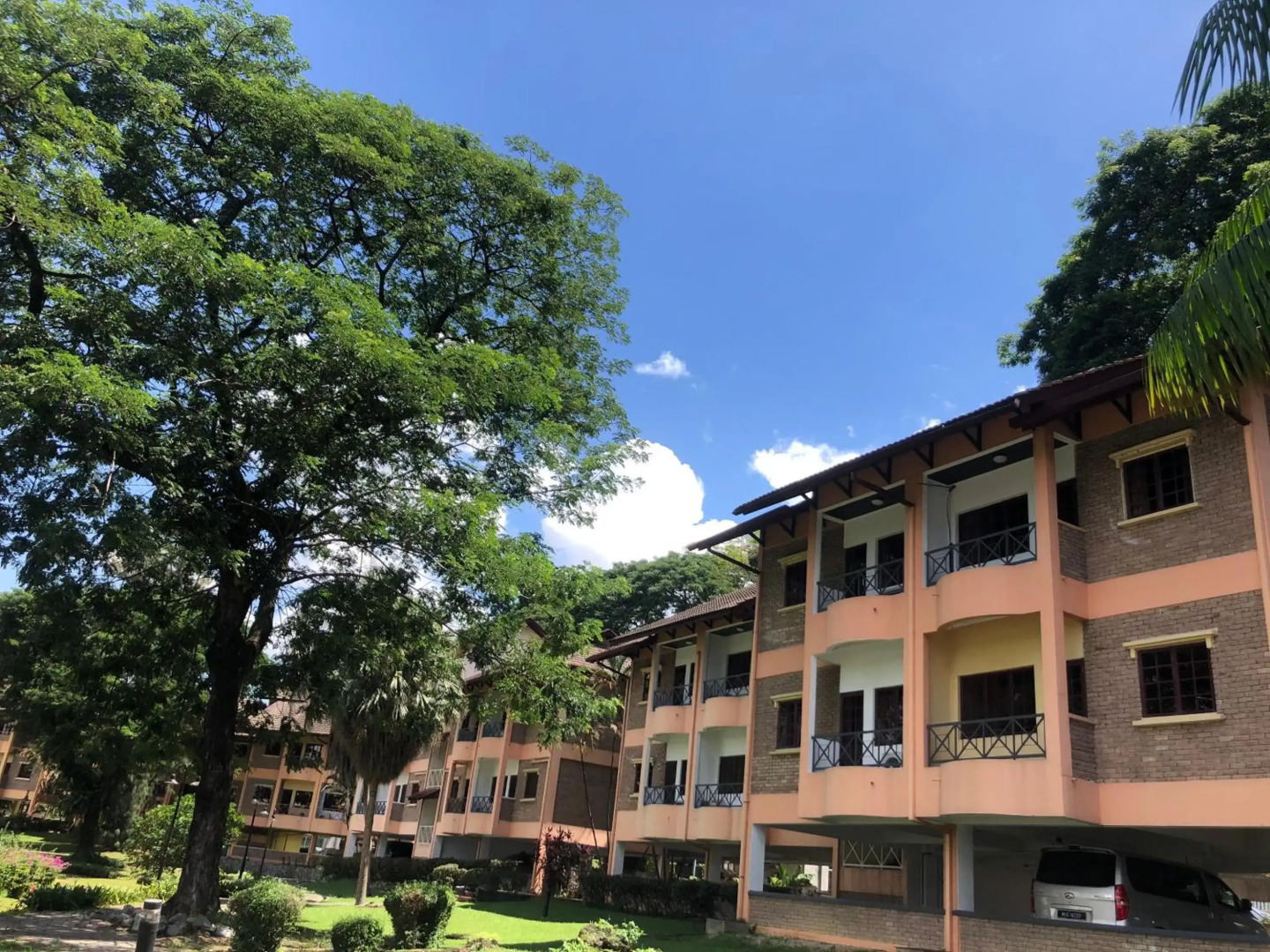 Flamingo Hotel by The Lake