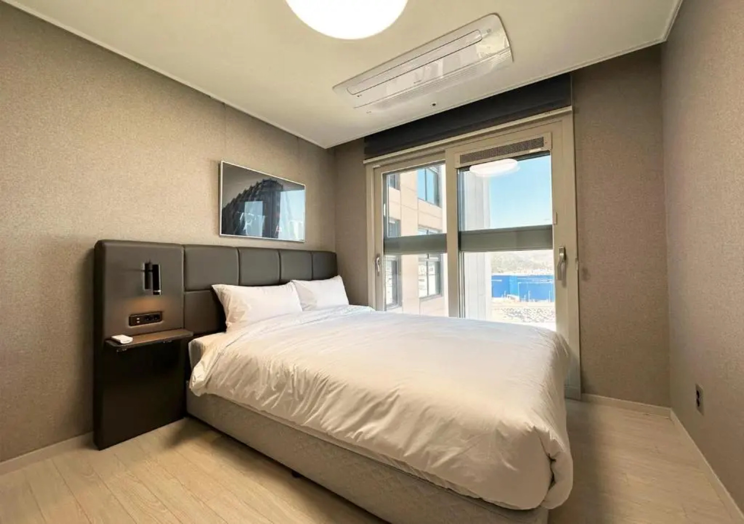 Y COLLECTION by UH FLAT OSIRIA