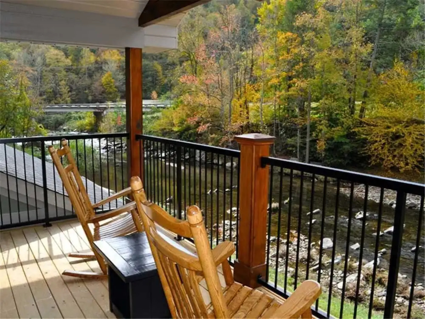 River Memories 3 Bedroom Home with Hot Tub