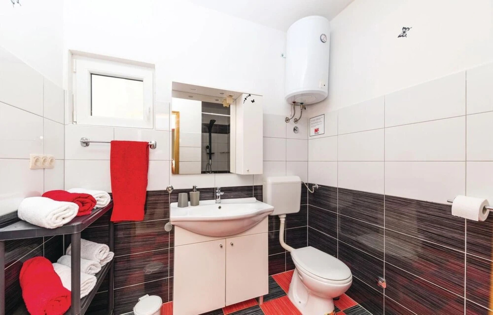 Stunning Home in Kastel Stari With Wifi, 6 Bedrooms and Jacuzzi