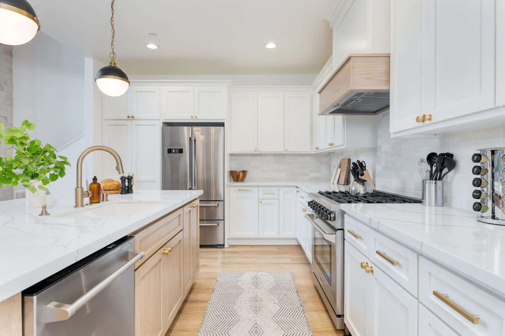 Luxury Retreat, 5mins to the Lake Game Room + Fire Pit Howlite by Avantstay