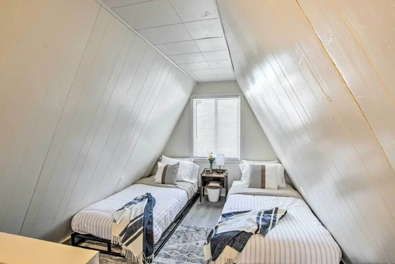 Charming Evanston A-frame: Dog Friendly!