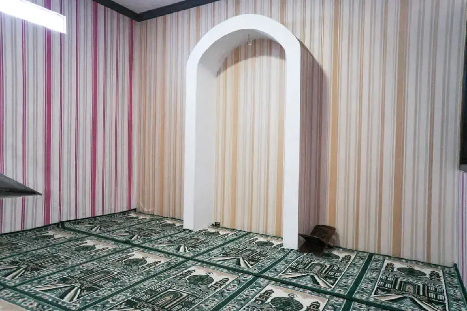 RedDoorz near Alun Alun Batu