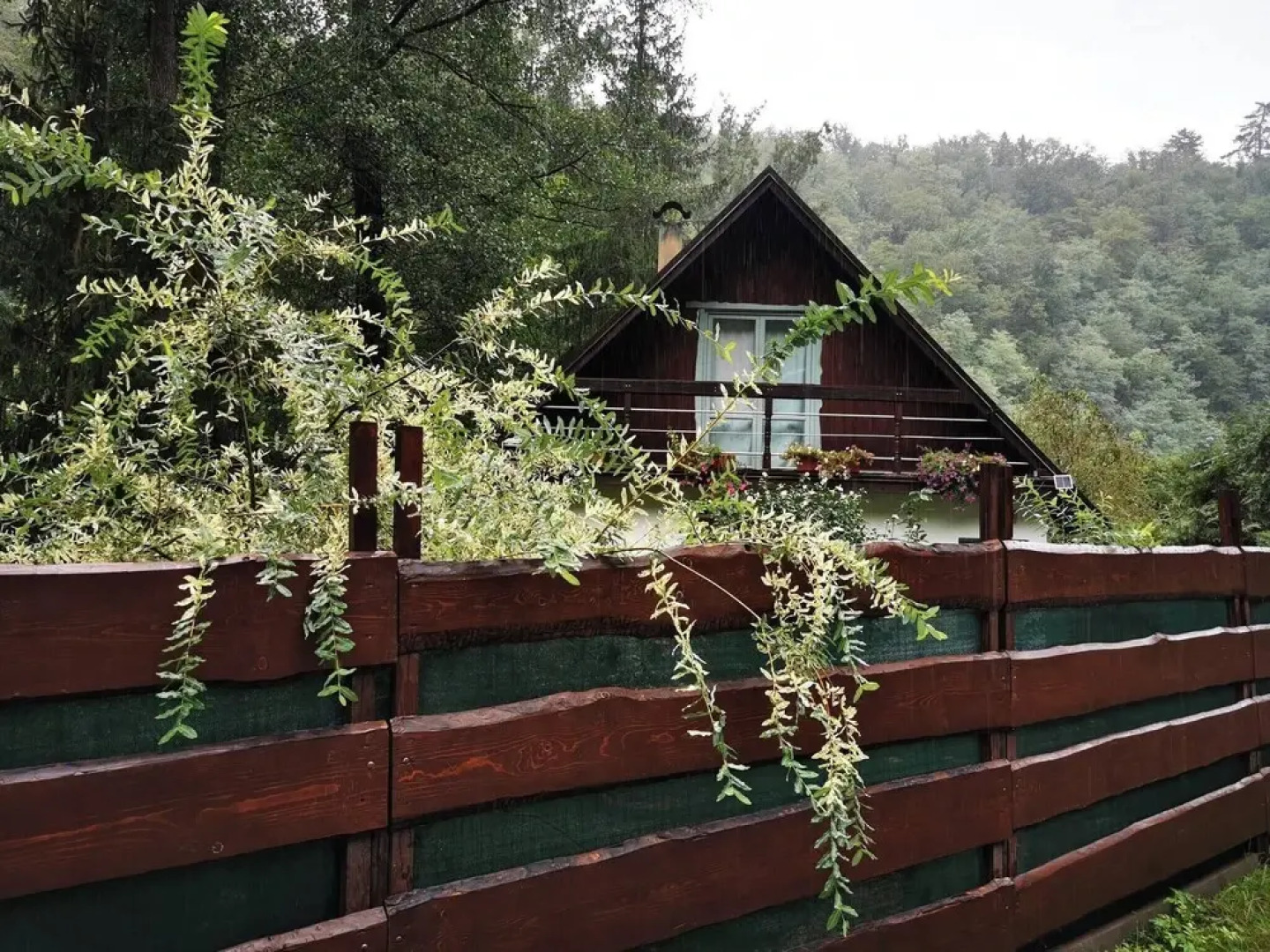Sunny Wooden House on Creek, 30 Minutes Prague