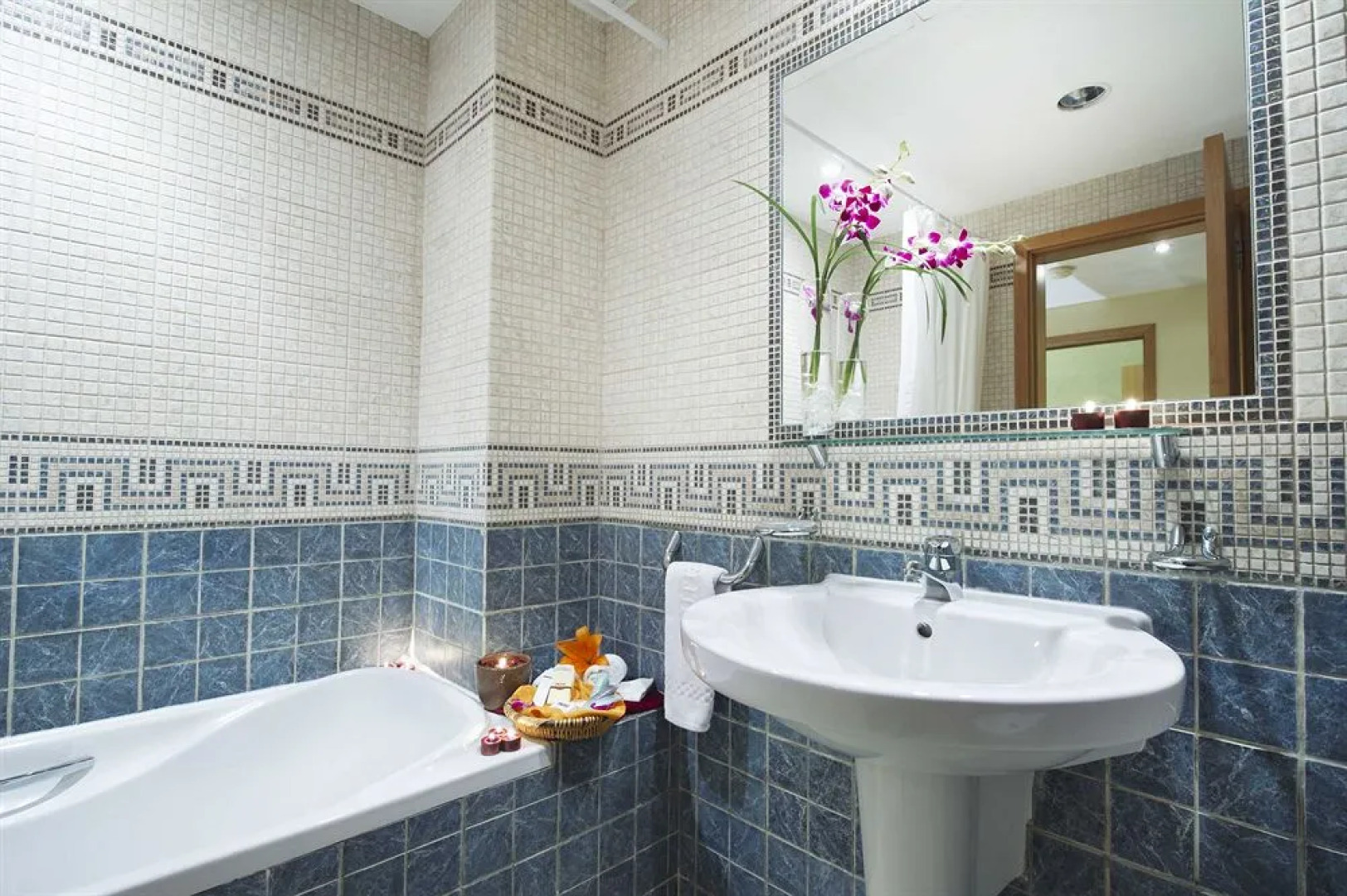 Elite Five Apartments