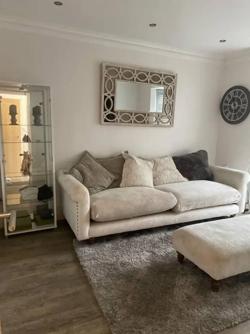 Lovely 3-bed House in Potters Bar Jacuzzi & 75inch