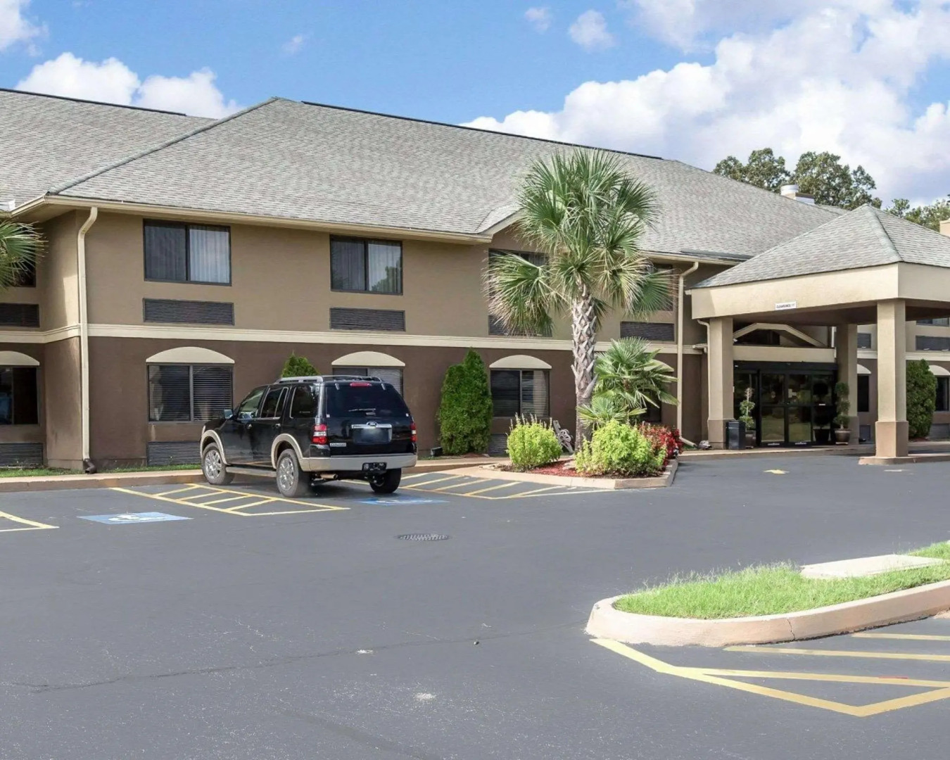 Comfort Inn & Suites - near Robins Air Force Base Main Gate